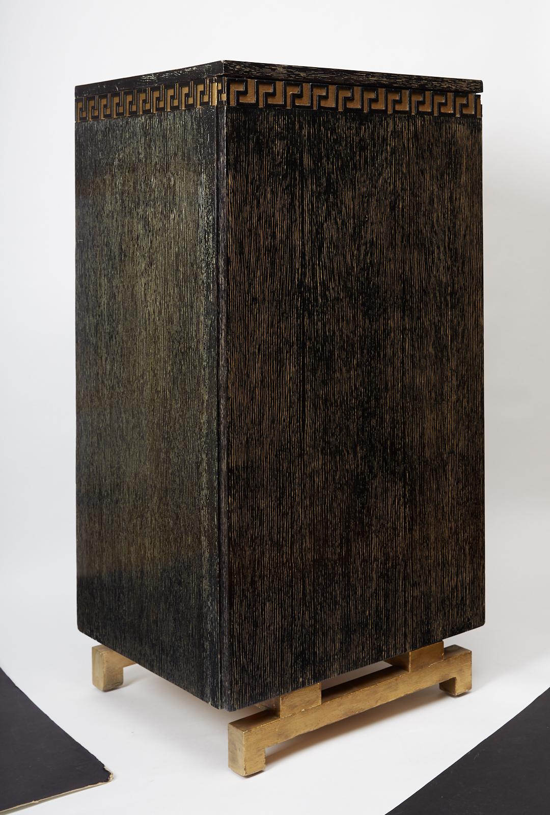Milieu du XXe siècle Paire d'armoires en chêne cérusé avec frise de clé grecque par James Mont en vente