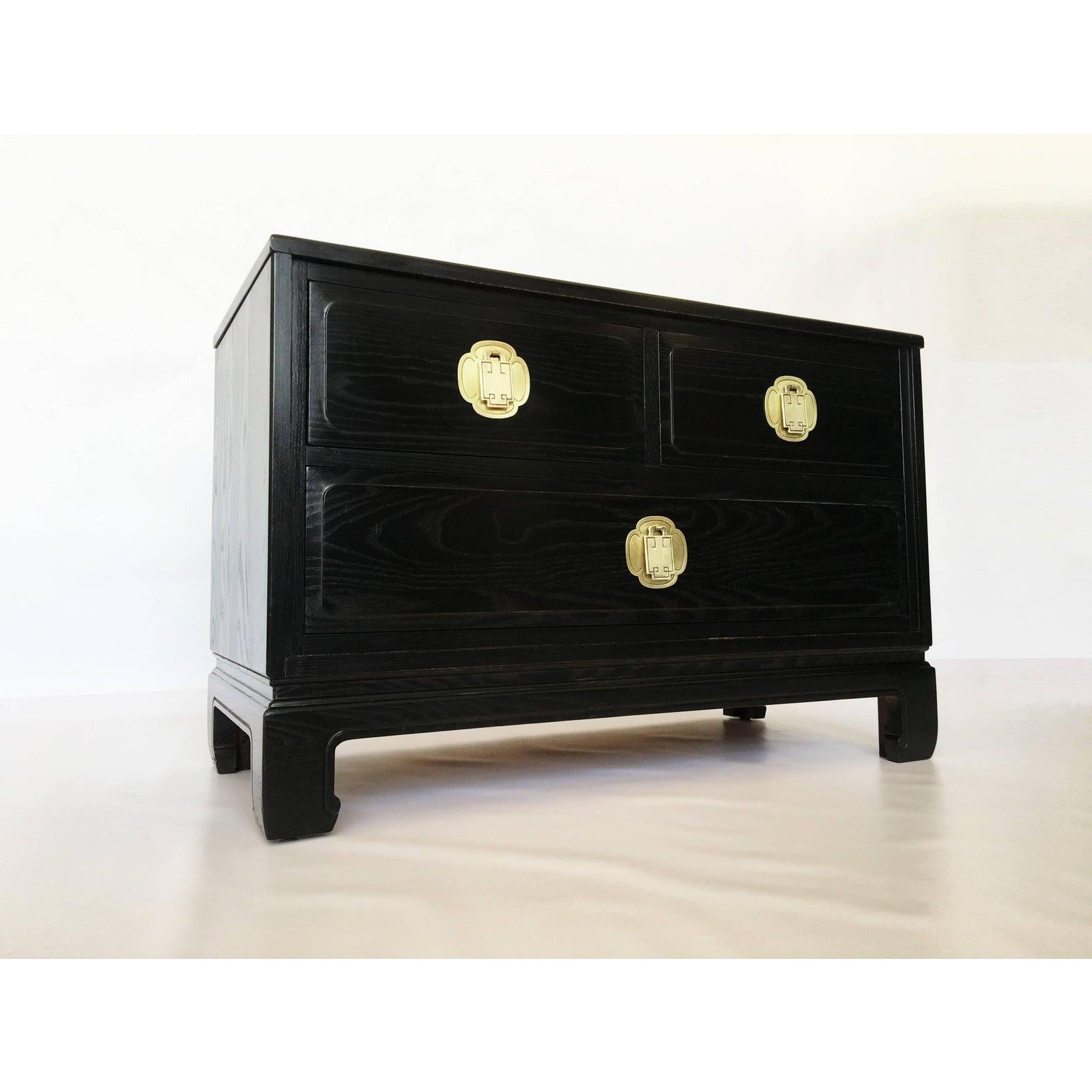 Pair of Cerused Oak Nightstands or End Tables by Davis Furniture Co In Good Condition For Sale In Dallas, TX