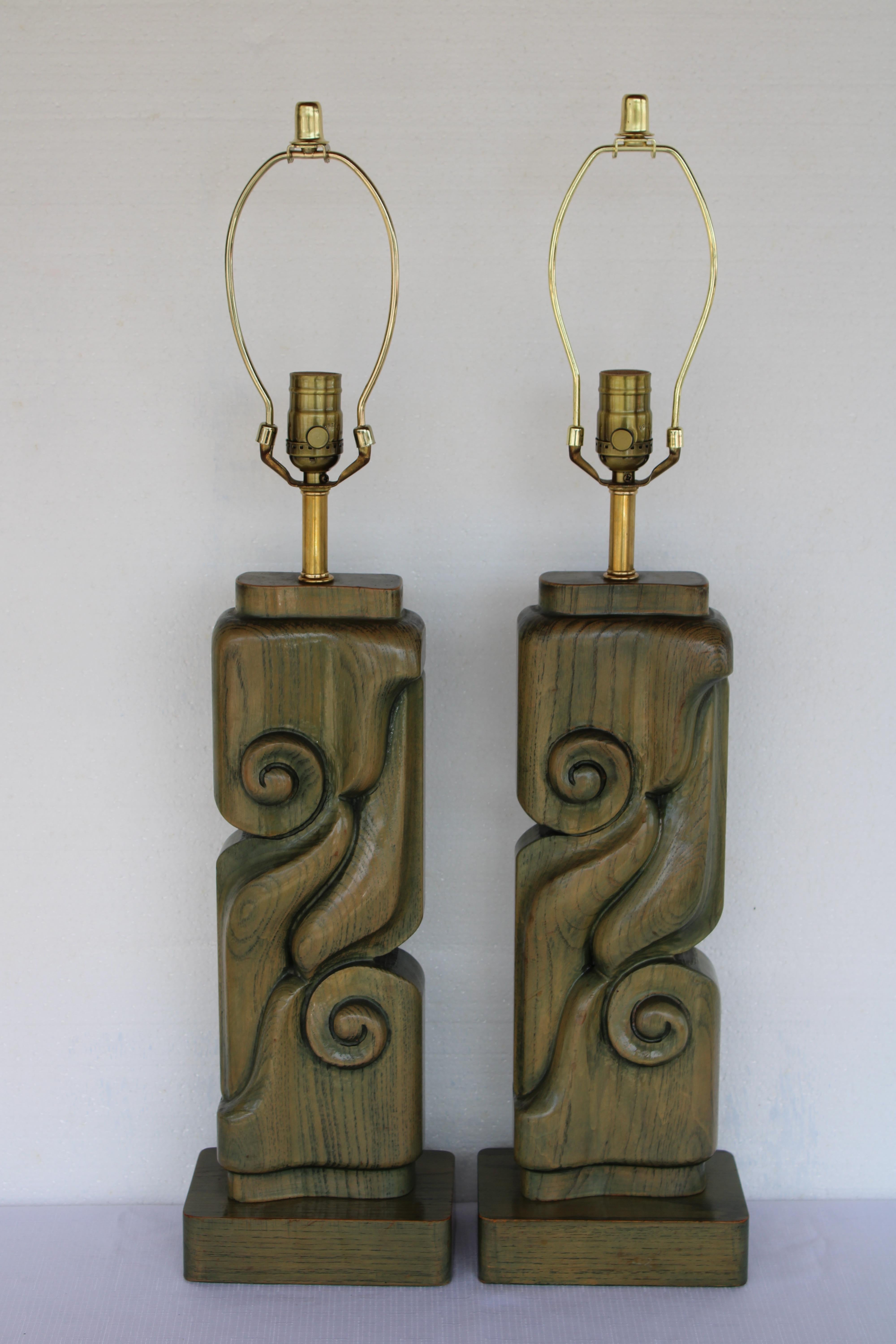 Paire de lampes de table abstraites en bois cérusé vert.  Chaque lampe mesure 4,5