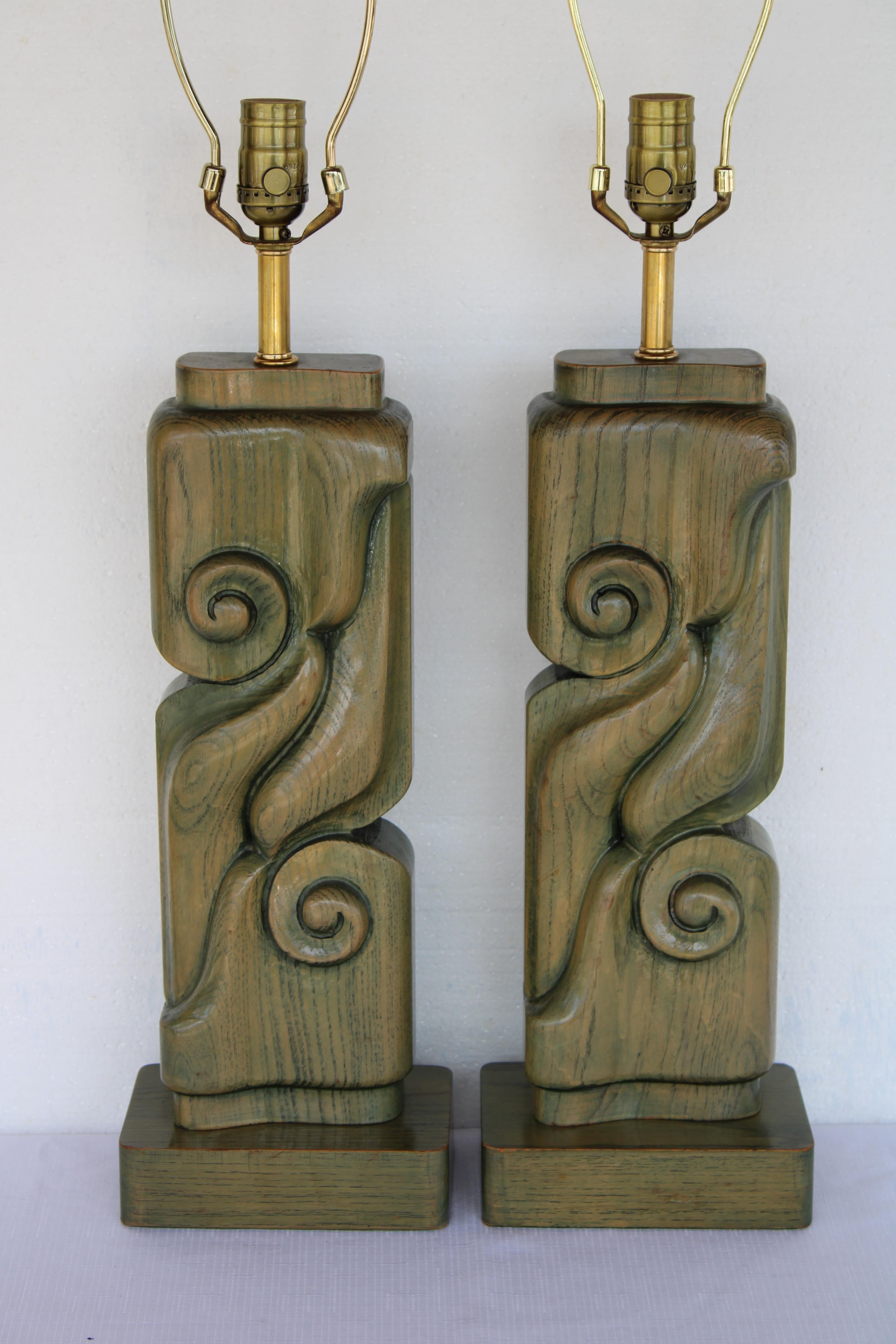 Mid-Century Modern Paire de lampes de table abstraites en bois cérusé en vente