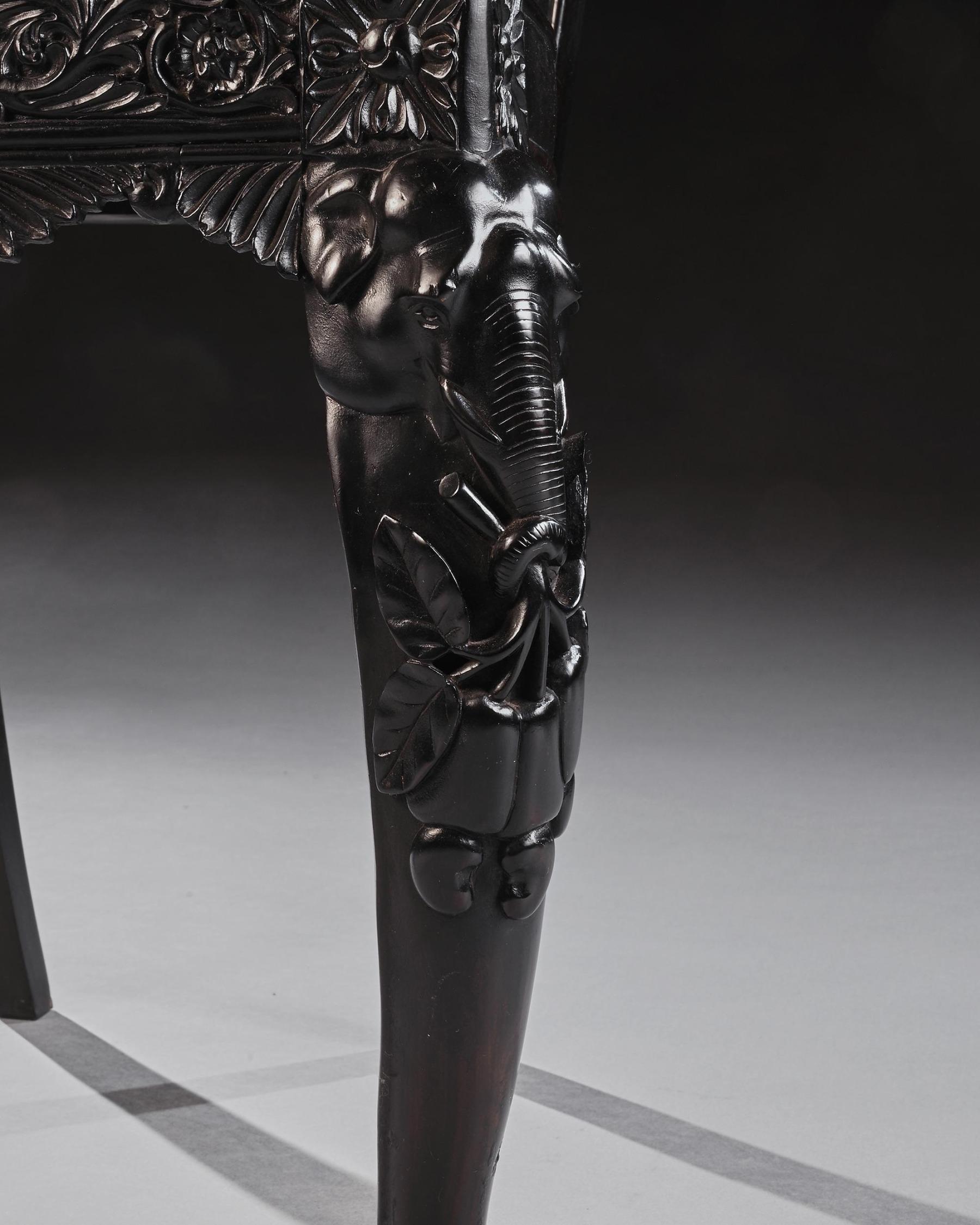 Paire de chaises d'appoint Ceylonaises du 19ème siècle en ébène sculpté avec incrustation de spécimen en vente 5