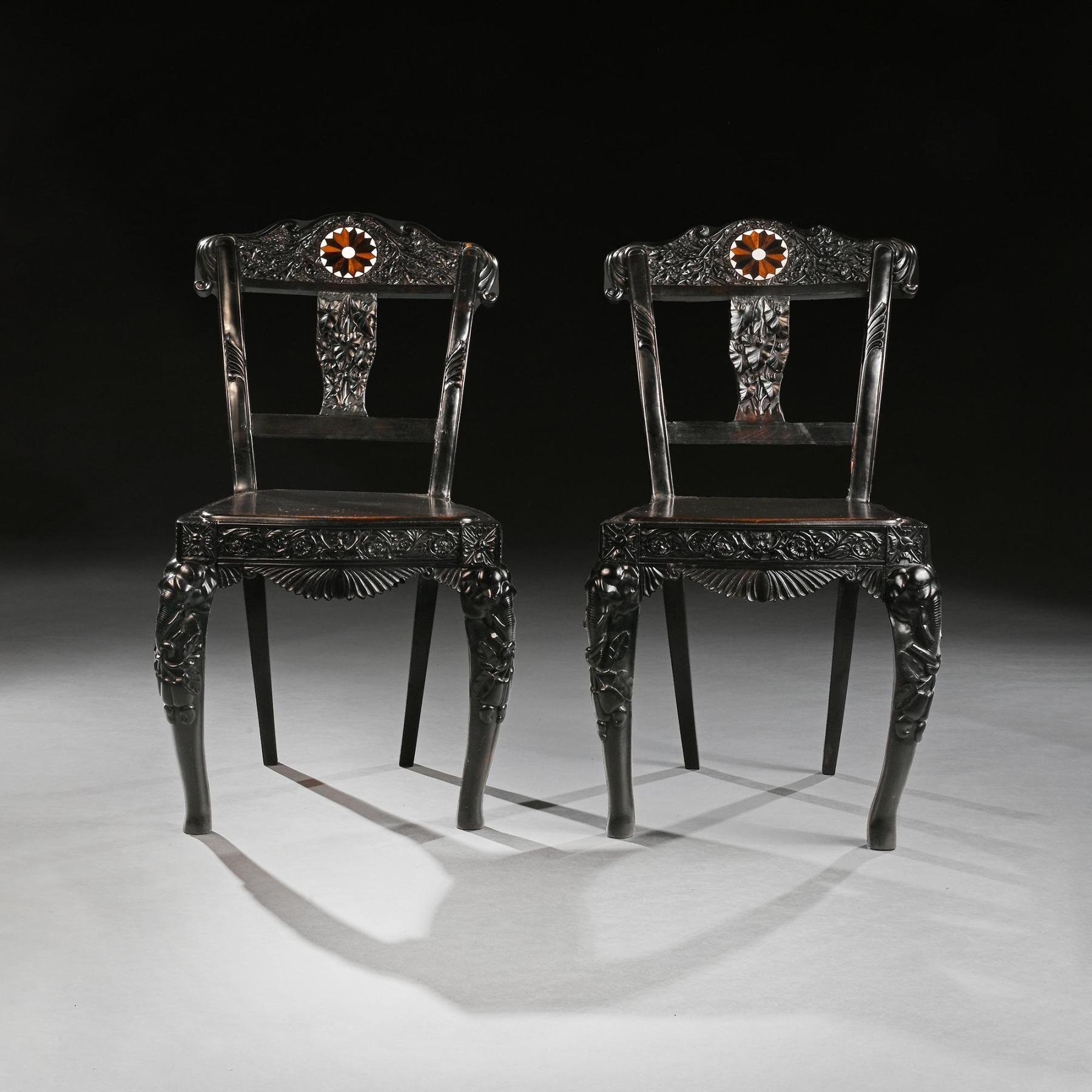 Paire de chaises d'appoint en ébène sculpté du Ceylan du XIXe siècle avec incrustation de spécimens District de Galle 

Ceylanais vers 1840

Ces chaises exceptionnelles ont été conçues dans le style rococo et exécutées à Ceylan au milieu du 19e