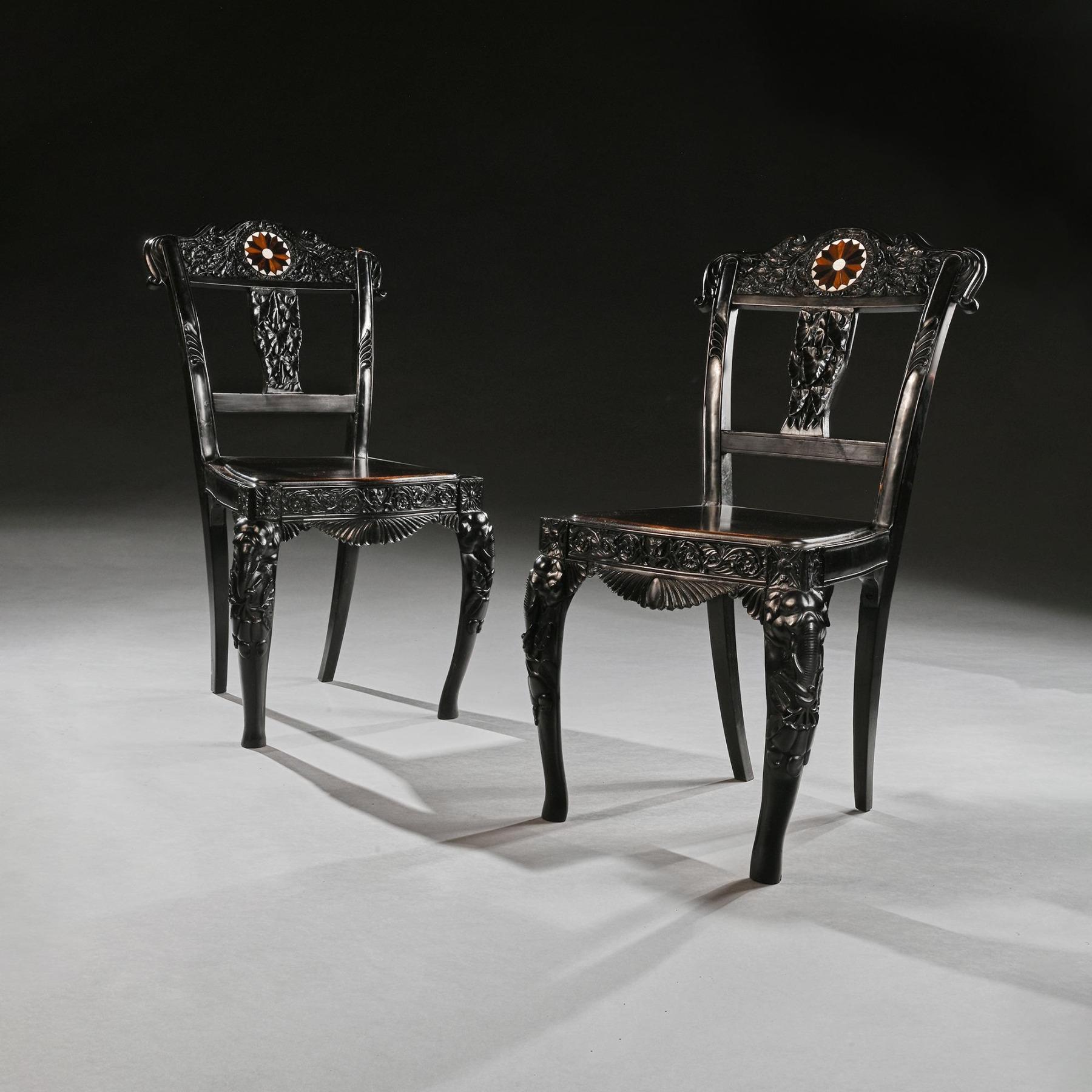 Sri-Lankais Paire de chaises d'appoint Ceylonaises du 19ème siècle en ébène sculpté avec incrustation de spécimen en vente