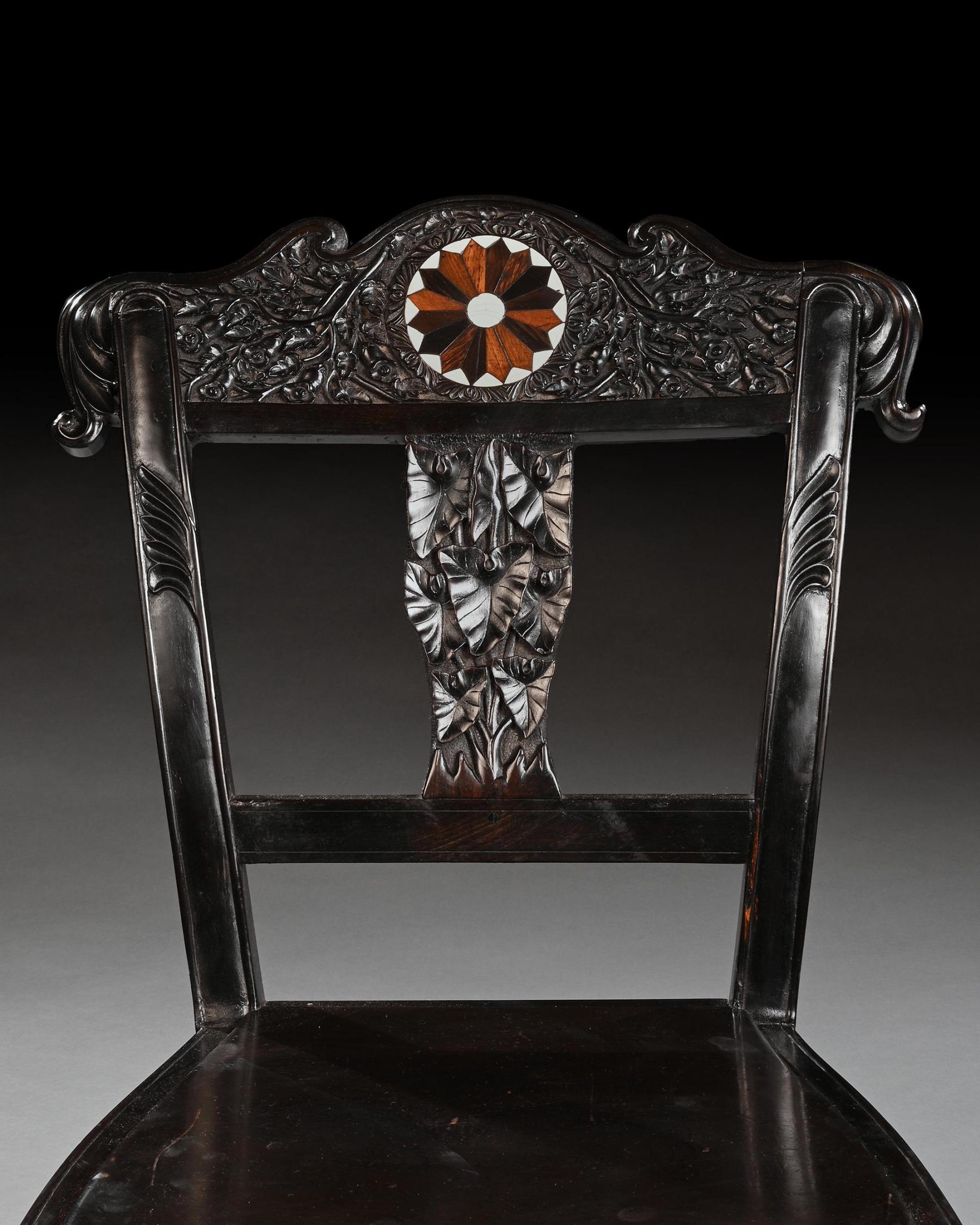 Paire de chaises d'appoint Ceylonaises du 19ème siècle en ébène sculpté avec incrustation de spécimen Bon état - En vente à Benington, Herts
