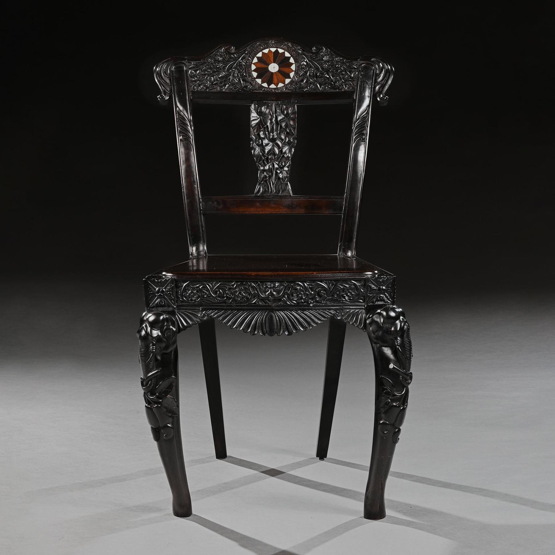 Ébène Paire de chaises d'appoint Ceylonaises du 19ème siècle en ébène sculpté avec incrustation de spécimen en vente