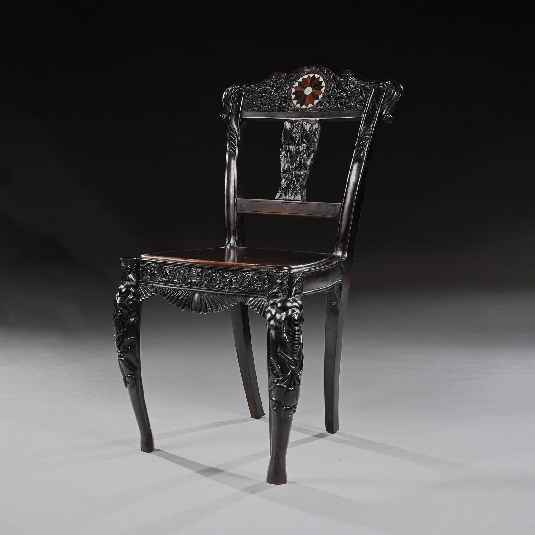 Paire de chaises d'appoint Ceylonaises du 19ème siècle en ébène sculpté avec incrustation de spécimen en vente 1