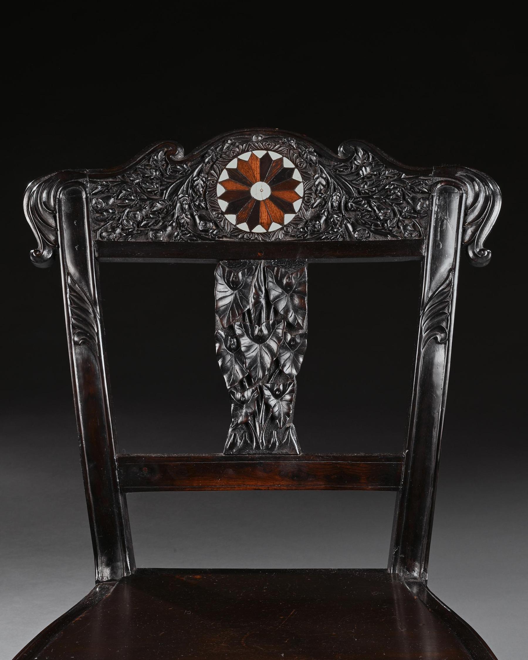 Paire de chaises d'appoint Ceylonaises du 19ème siècle en ébène sculpté avec incrustation de spécimen en vente 3