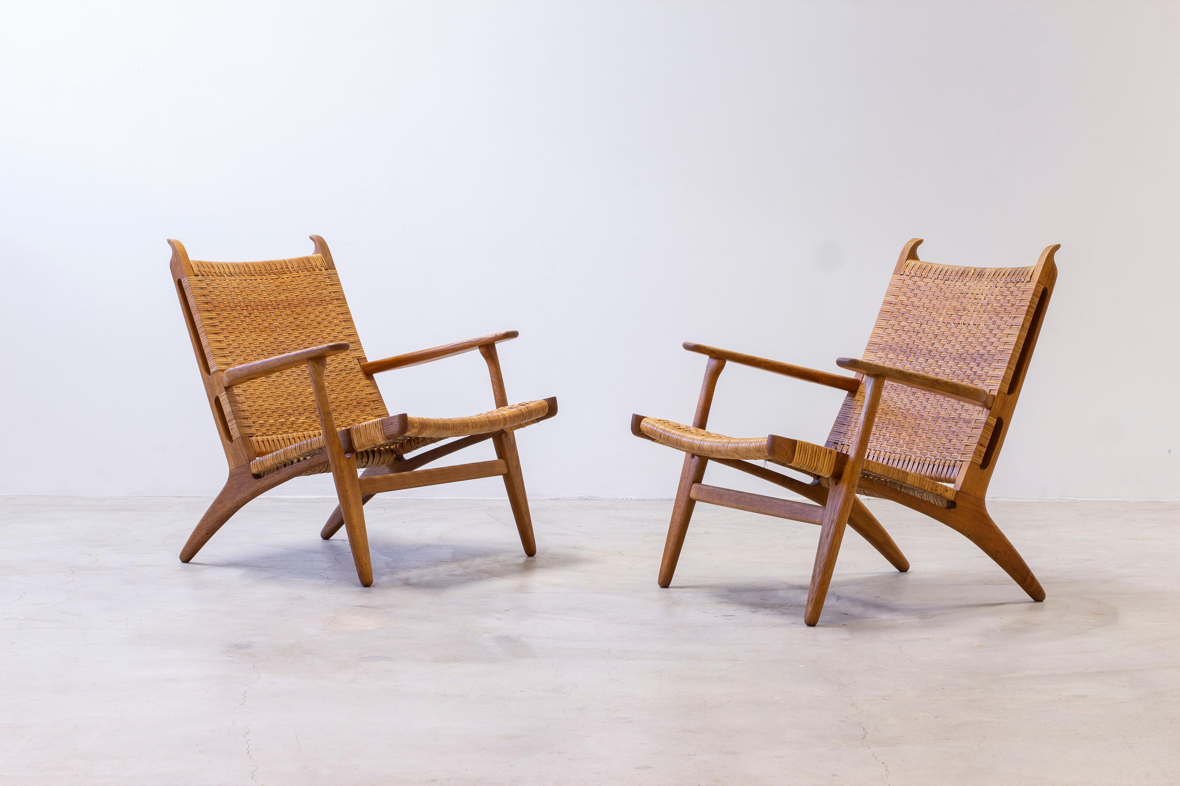 Pair of CH-27 oak and cane weave lounge chairs by Hans J. Wegner, Carl Hansen For Sale 3