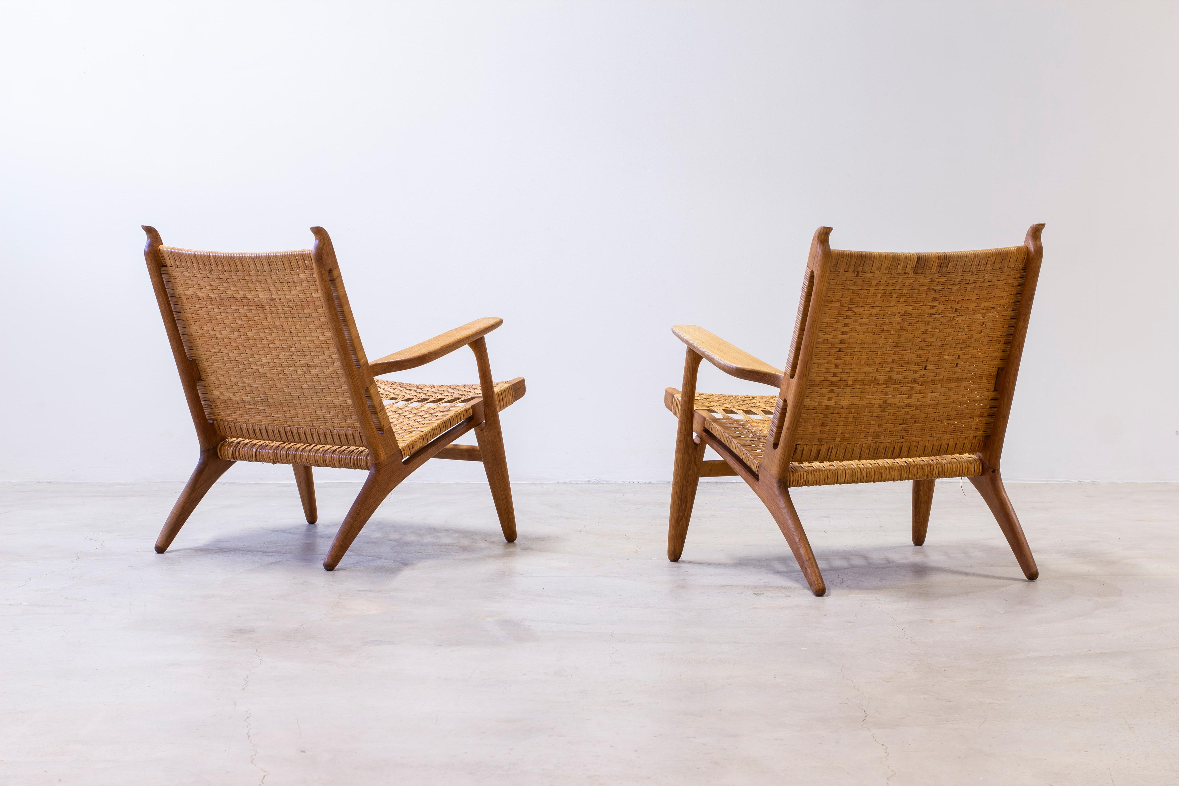 Pair of CH-27 oak and cane weave lounge chairs by Hans J. Wegner, Carl Hansen For Sale 4