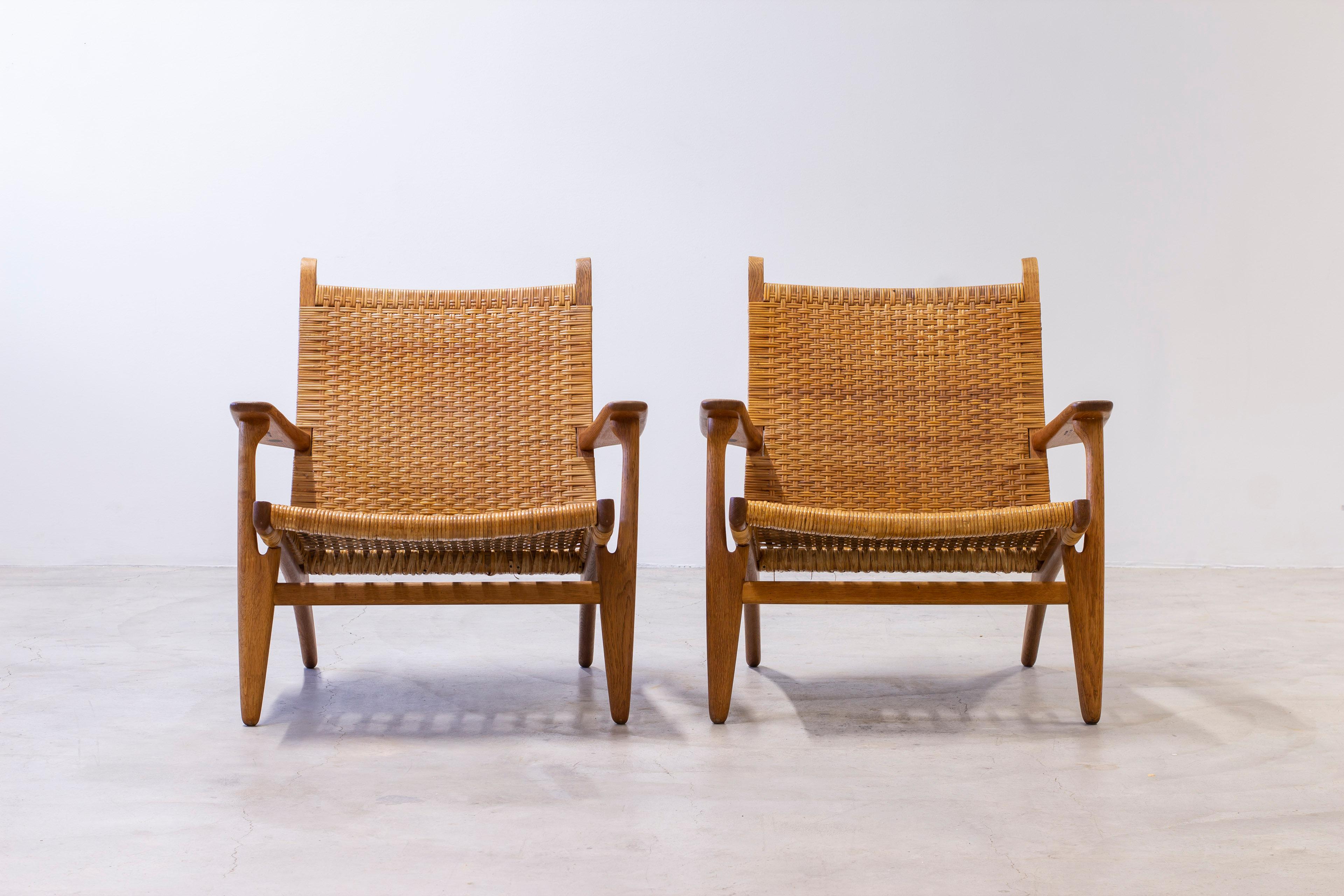 Pair of CH-27 oak and cane weave lounge chairs by Hans J. Wegner, Carl Hansen For Sale 6
