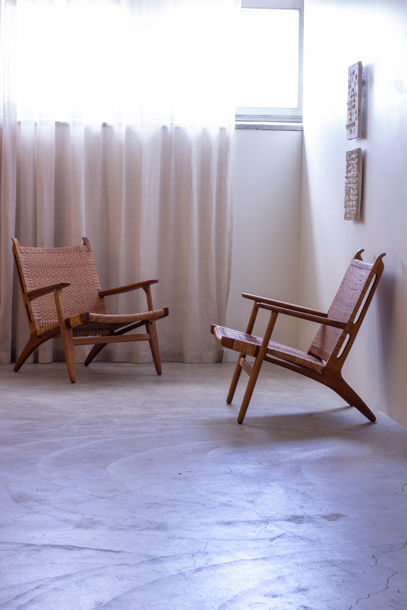 Scandinavian Modern Pair of CH-27 oak and cane weave lounge chairs by Hans J. Wegner, Carl Hansen For Sale