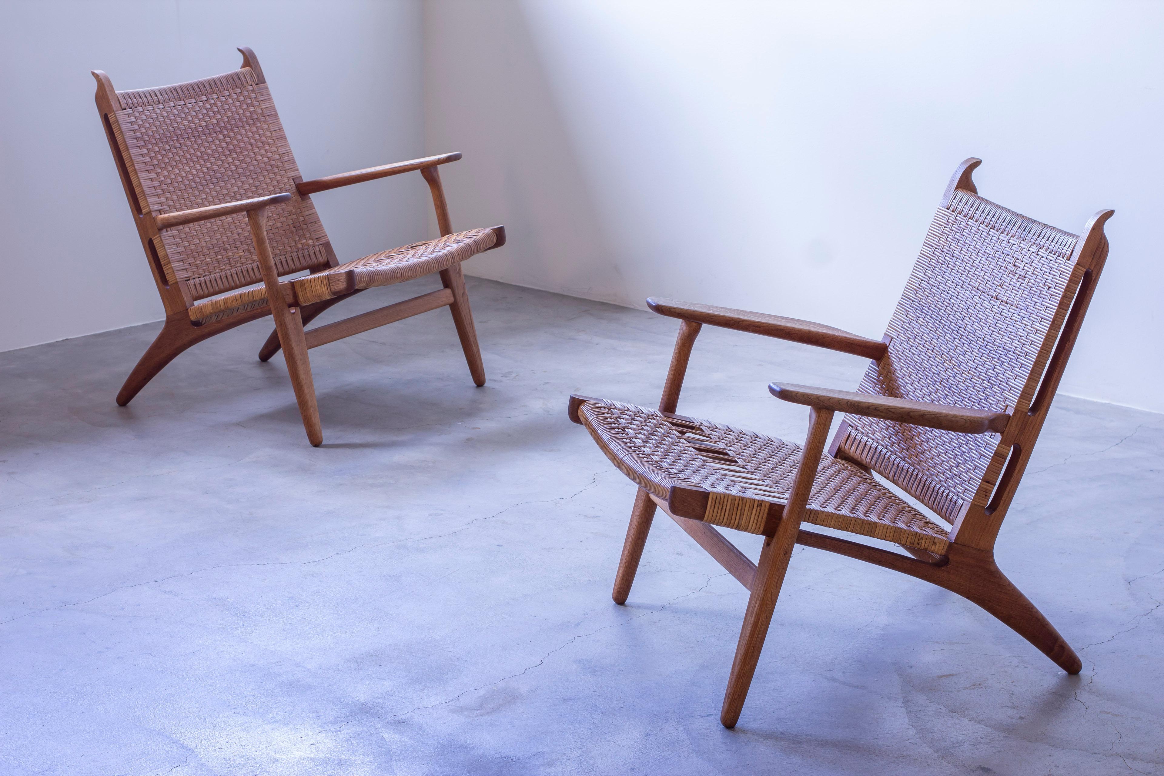 Swedish Pair of CH-27 oak and cane weave lounge chairs by Hans J. Wegner, Carl Hansen For Sale