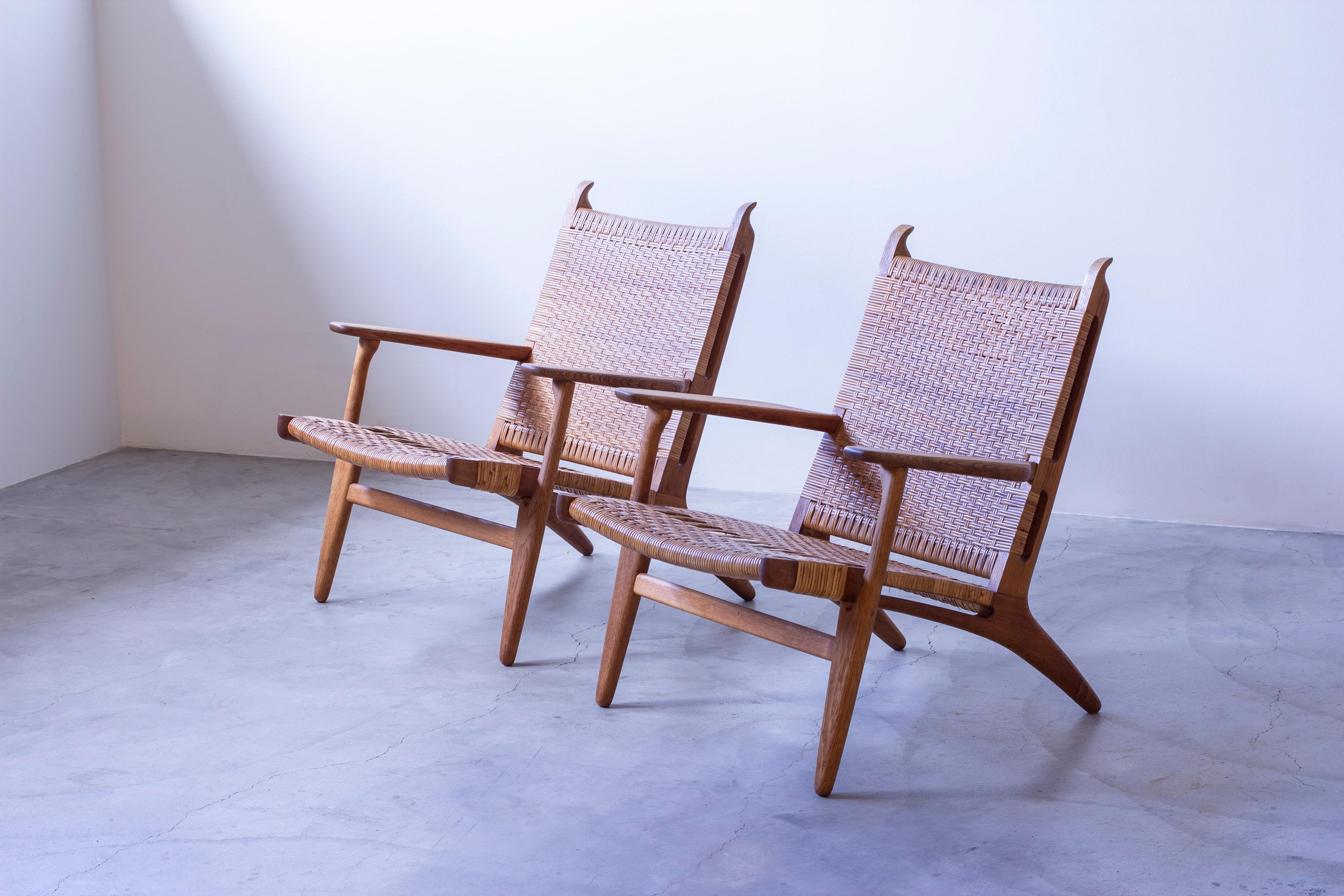 Pair of CH-27 oak and cane weave lounge chairs by Hans J. Wegner, Carl Hansen In Good Condition For Sale In Hägersten, SE