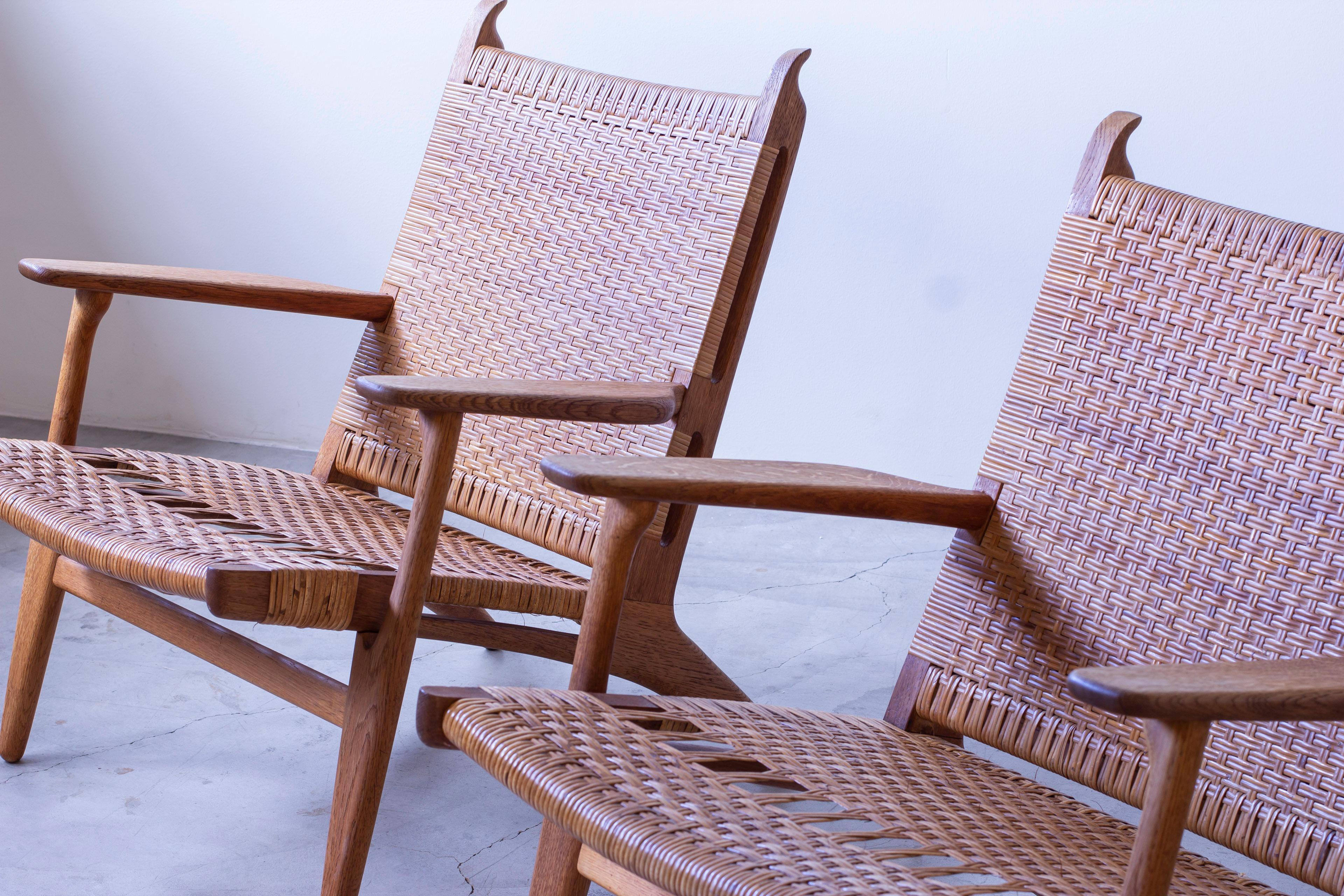 Mid-20th Century Pair of CH-27 oak and cane weave lounge chairs by Hans J. Wegner, Carl Hansen For Sale