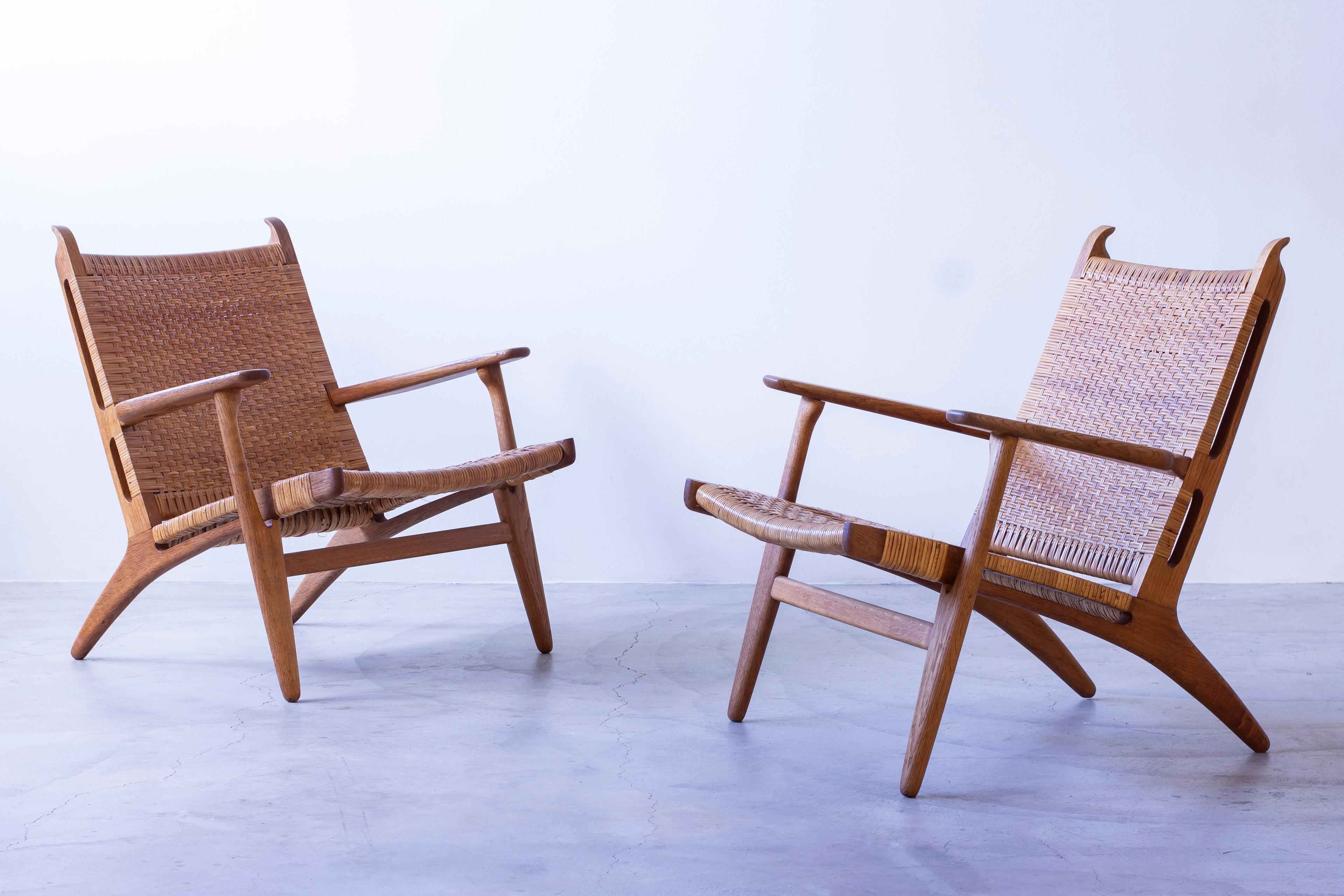 Pair of CH-27 oak and cane weave lounge chairs by Hans J. Wegner, Carl Hansen For Sale 2