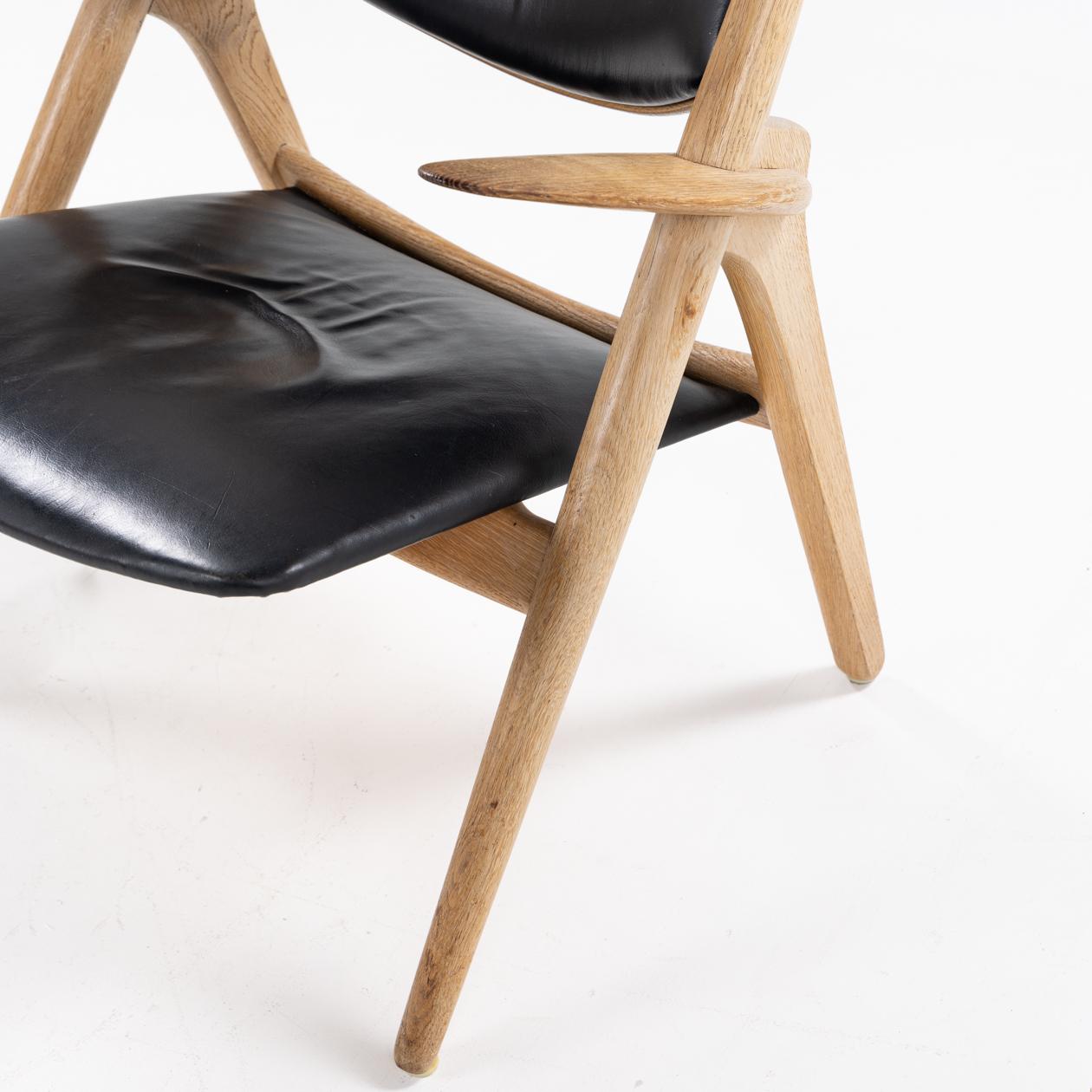 Patinated Pair of CH 28 Sawbuck easychairs by Hans J. Wegner. For Sale