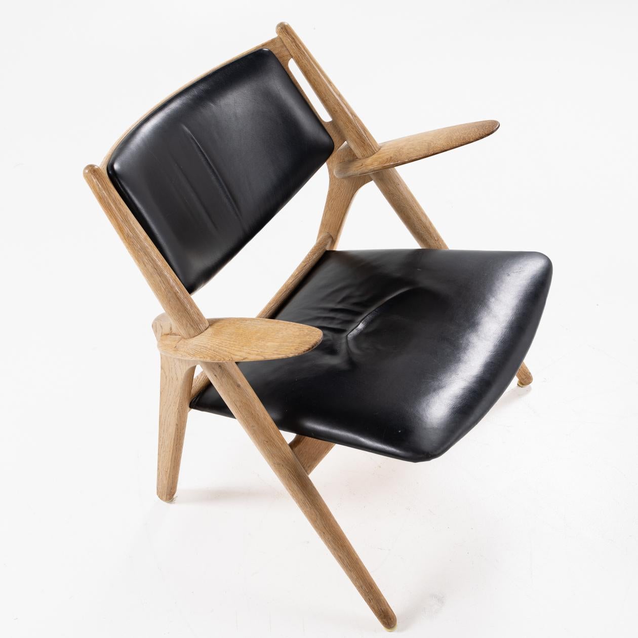 Leather Pair of CH 28 Sawbuck easychairs by Hans J. Wegner. For Sale