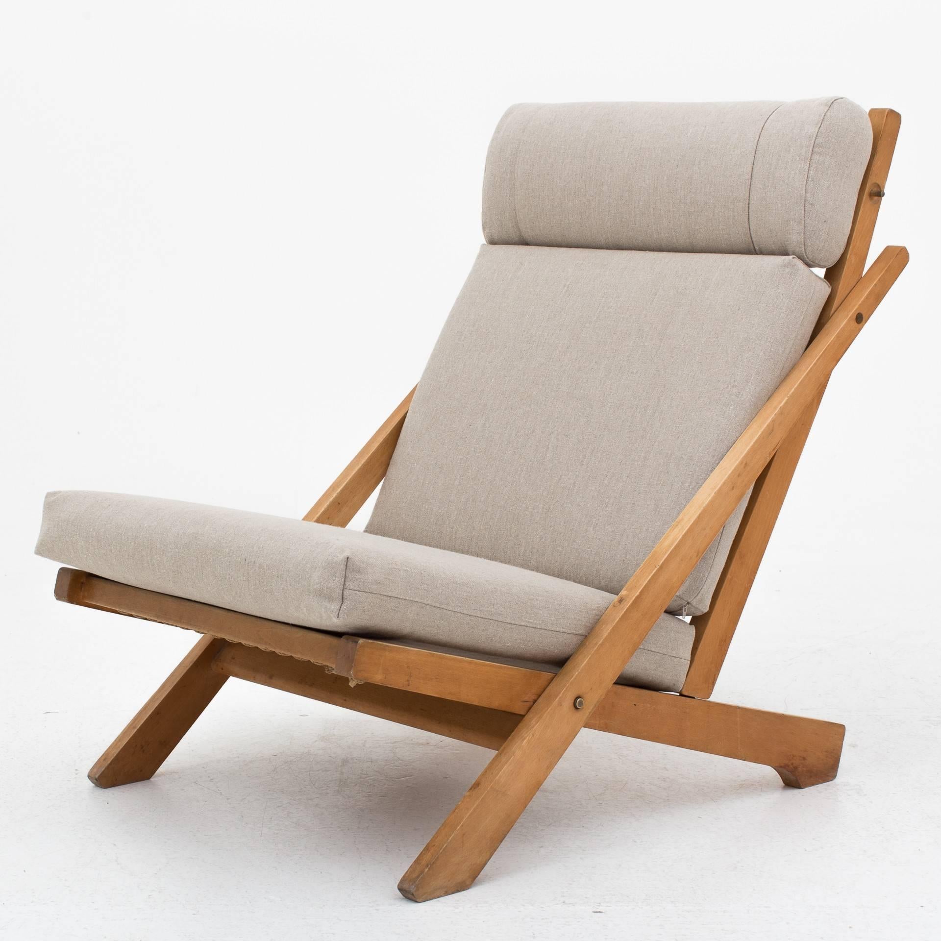 CH 3 - pair of lounge chairs in beech and new cushions in washed canvas. Maker Carl Hansen & Son.