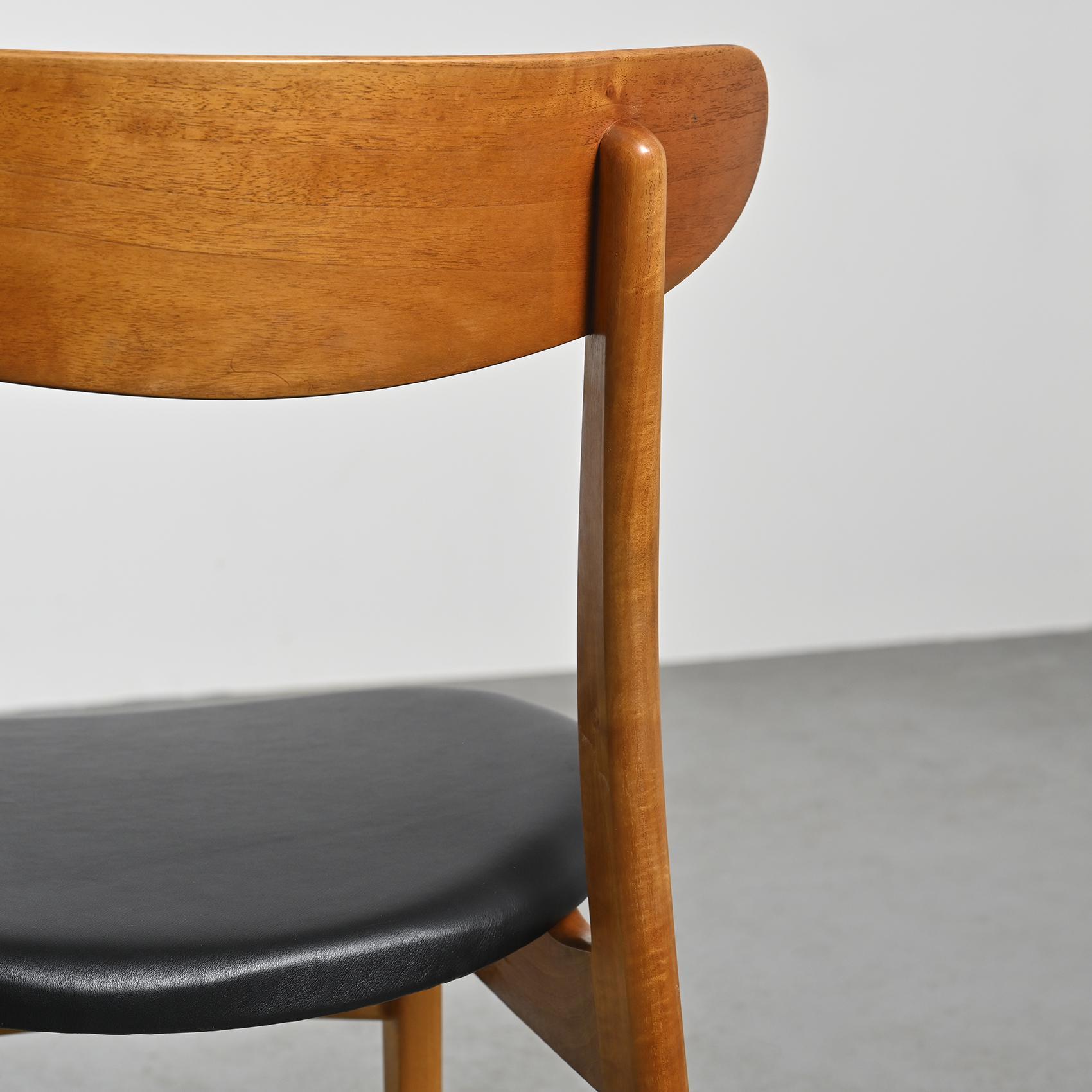 Pair of CH-30 by Hans Wegner, 1954 11