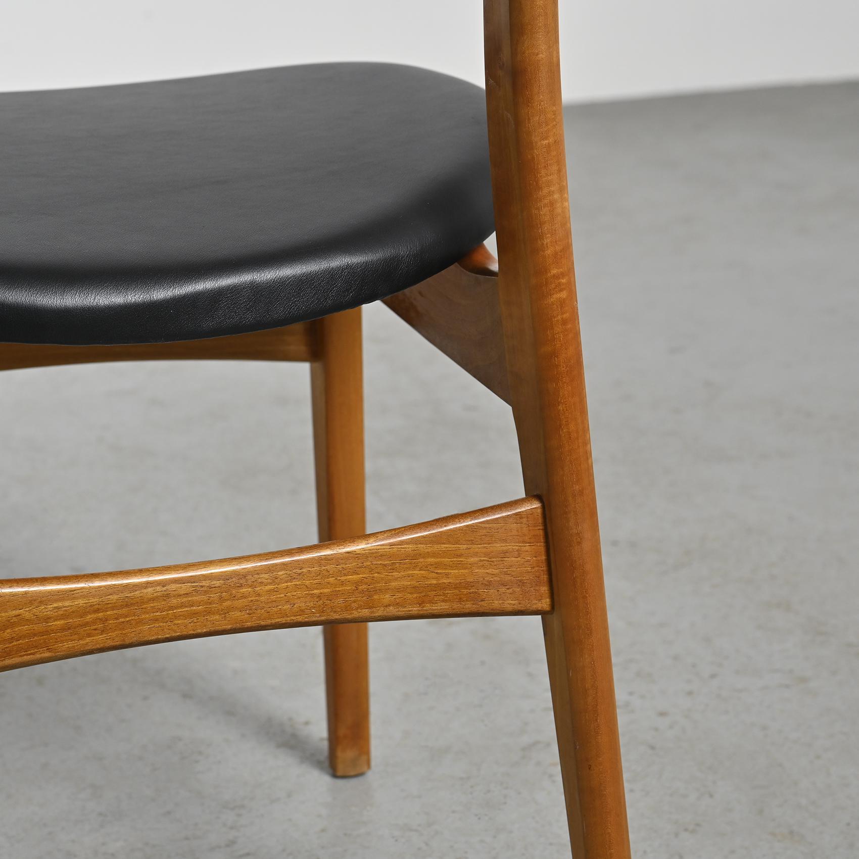 Pair of CH-30 chairs designed in 1954 by the famous Danish designer Hans Wegner, a true embodiment of the timeless essence of Danish design.

These vintage edition chairs elegantly combine functionality with an ergonomically curved backrest. The