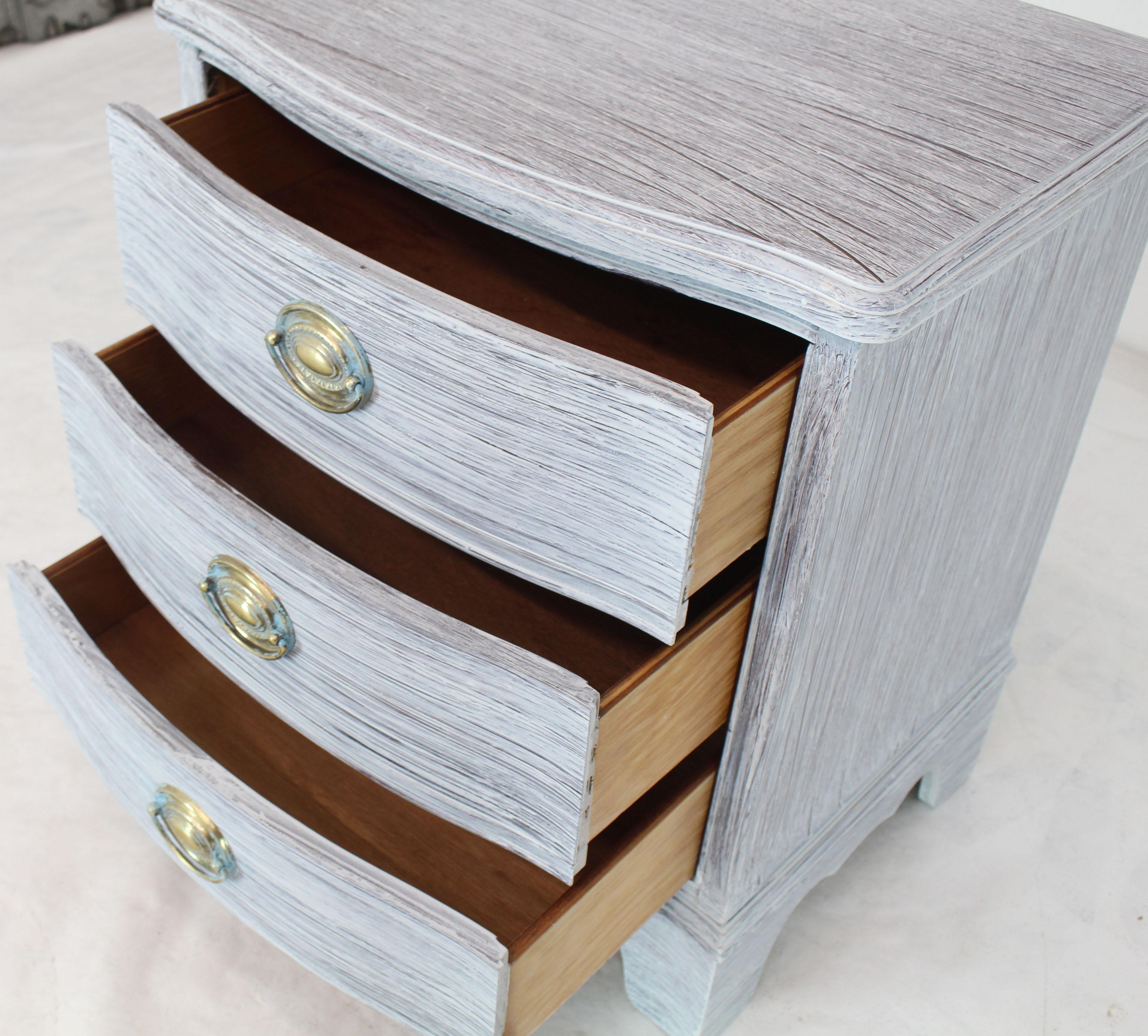 Américain Paire de lampes de nuit Chabby Chic à trois tiroirs peintes en blanc pour tables de nuit en vente