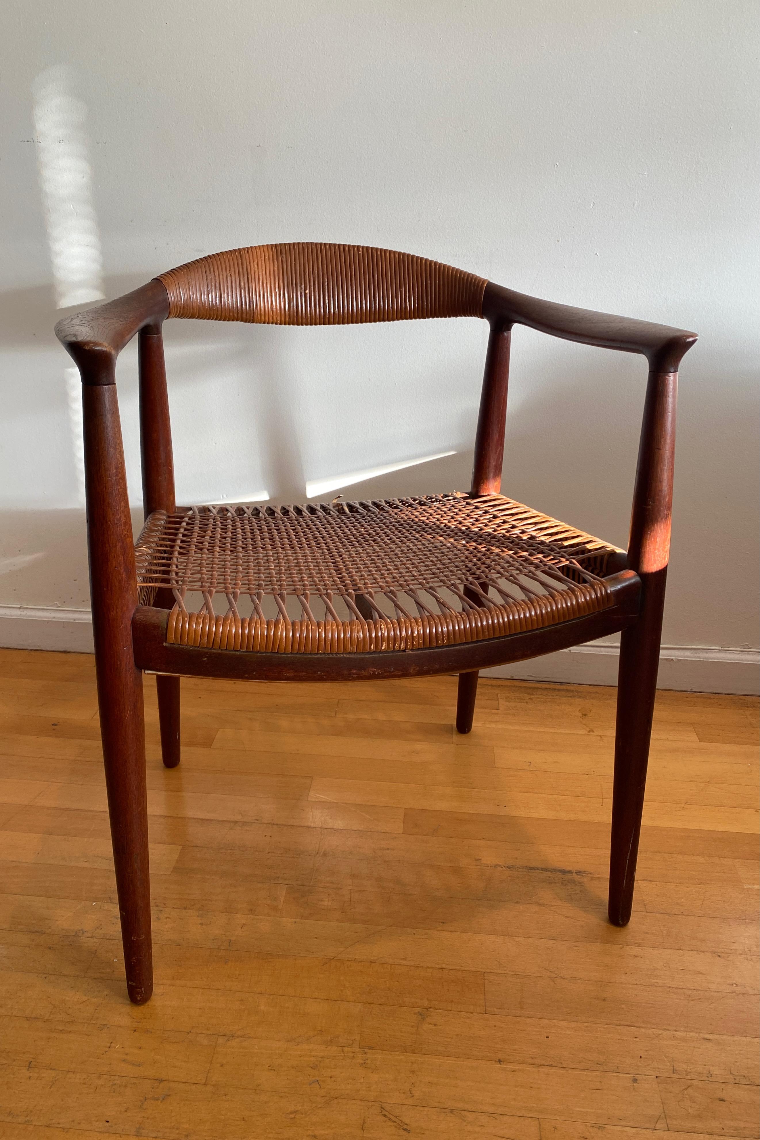 Rare paire de chaises modèle JH501 de Hans J Wegner, conçues en 1949 et fabriquées par Johannes Hansen au Danemark. 

Le cadre et le rotin de cette paire sont usés et déchirés (voir les photos). Convient à un projet de restauration et est évalué