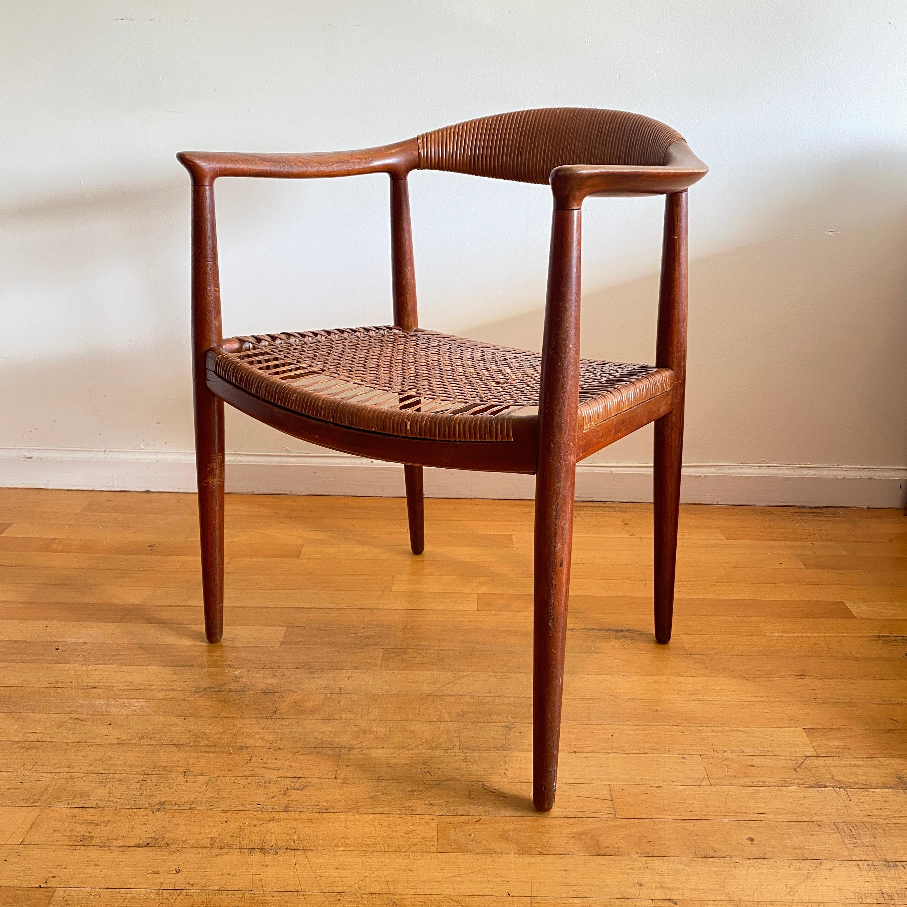 Danois Paire de chaises modèle JH501 par Hans J Wegner en vente