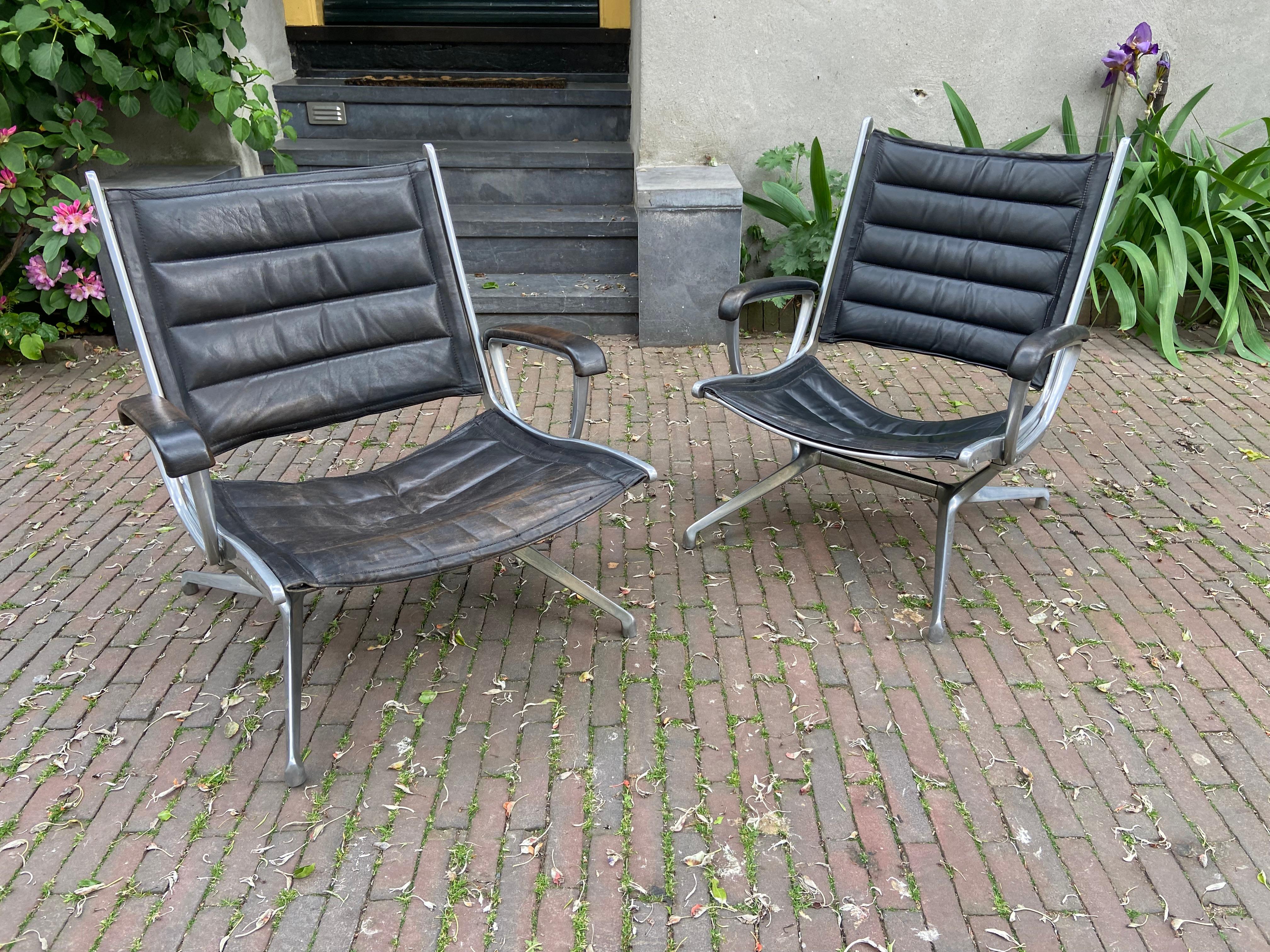 Paire de fauteuils de Paul Tuttle pour Strässle International, Suisse, années 1960.
Montures en métal avec cuir noir, en bon état vintage.
Deux tailles : une pour la femme et une pour l'homme.