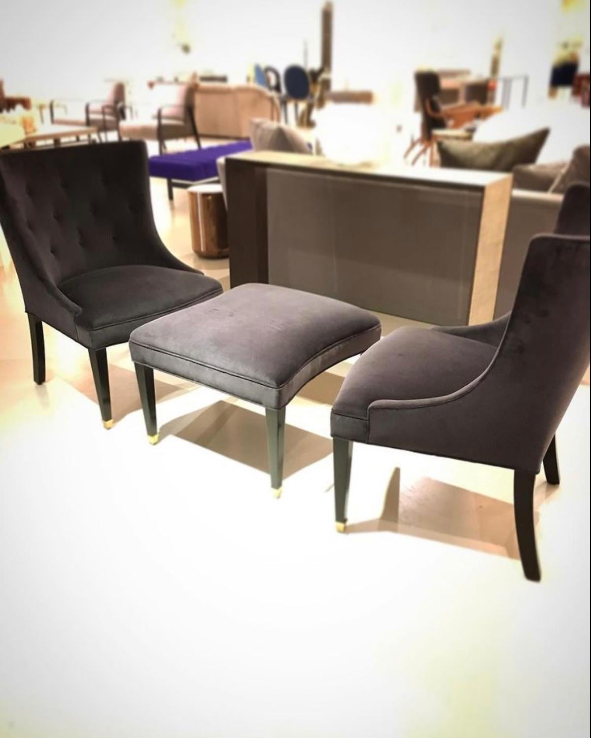 A pair of Cove chairs separated by an ottoman forms a  “duchesse brisee”. Custom sizes and finishes available.


 