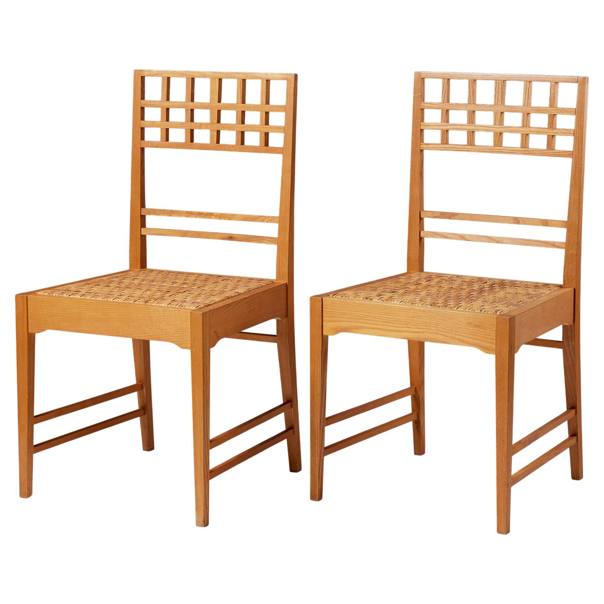 Ein Paar Stühle, die Erik Chambert zugeschrieben werden,
Schweden, 1950er Jahre.

Eiche mit Perlmutt- und Ebenholzintarsien.