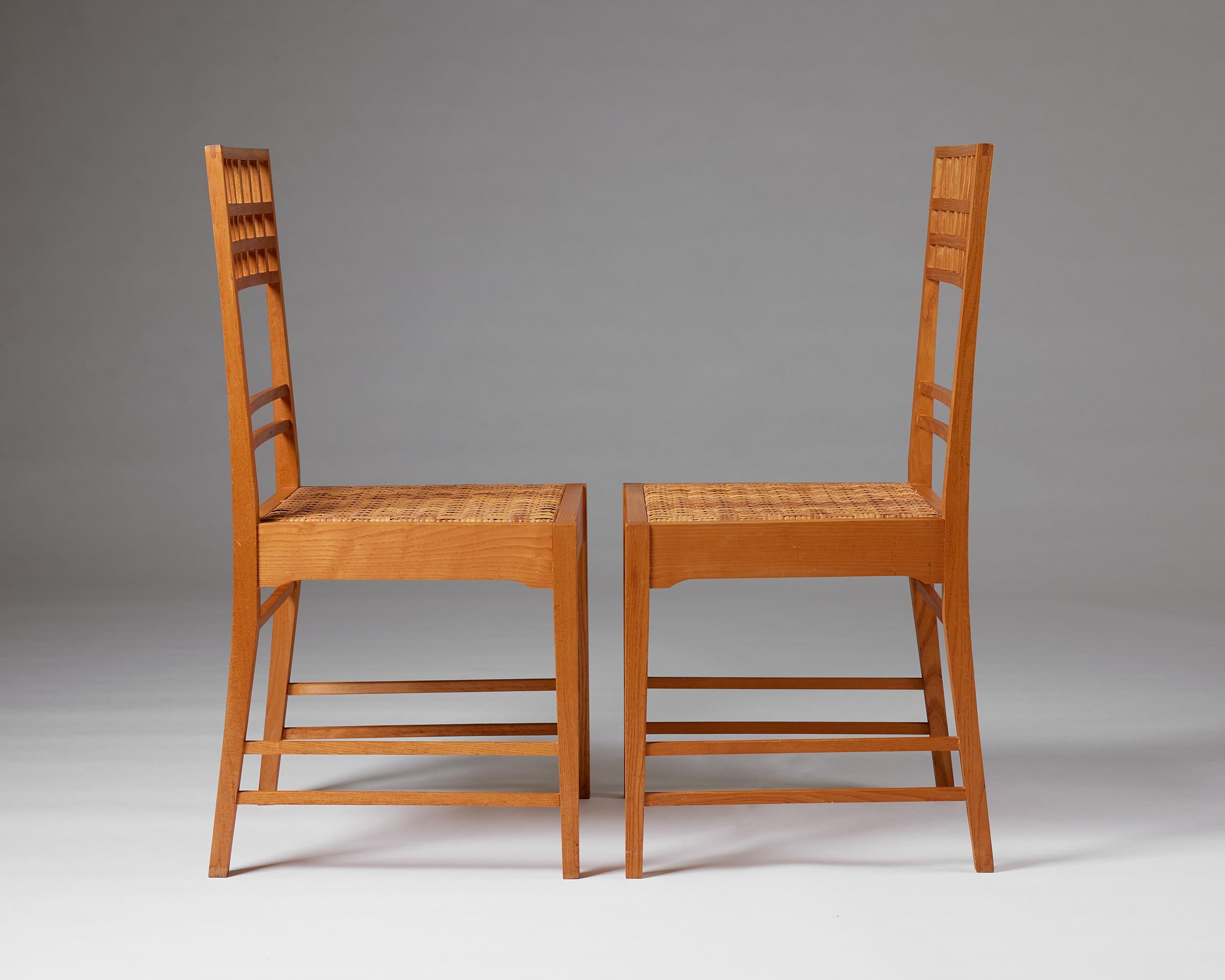 Paar Stühle, Erik Chambert zugeschrieben, Schweden, 1950er Jahre, Perlmutt-Intarsienarbeit (Mitte des 20. Jahrhunderts) im Angebot