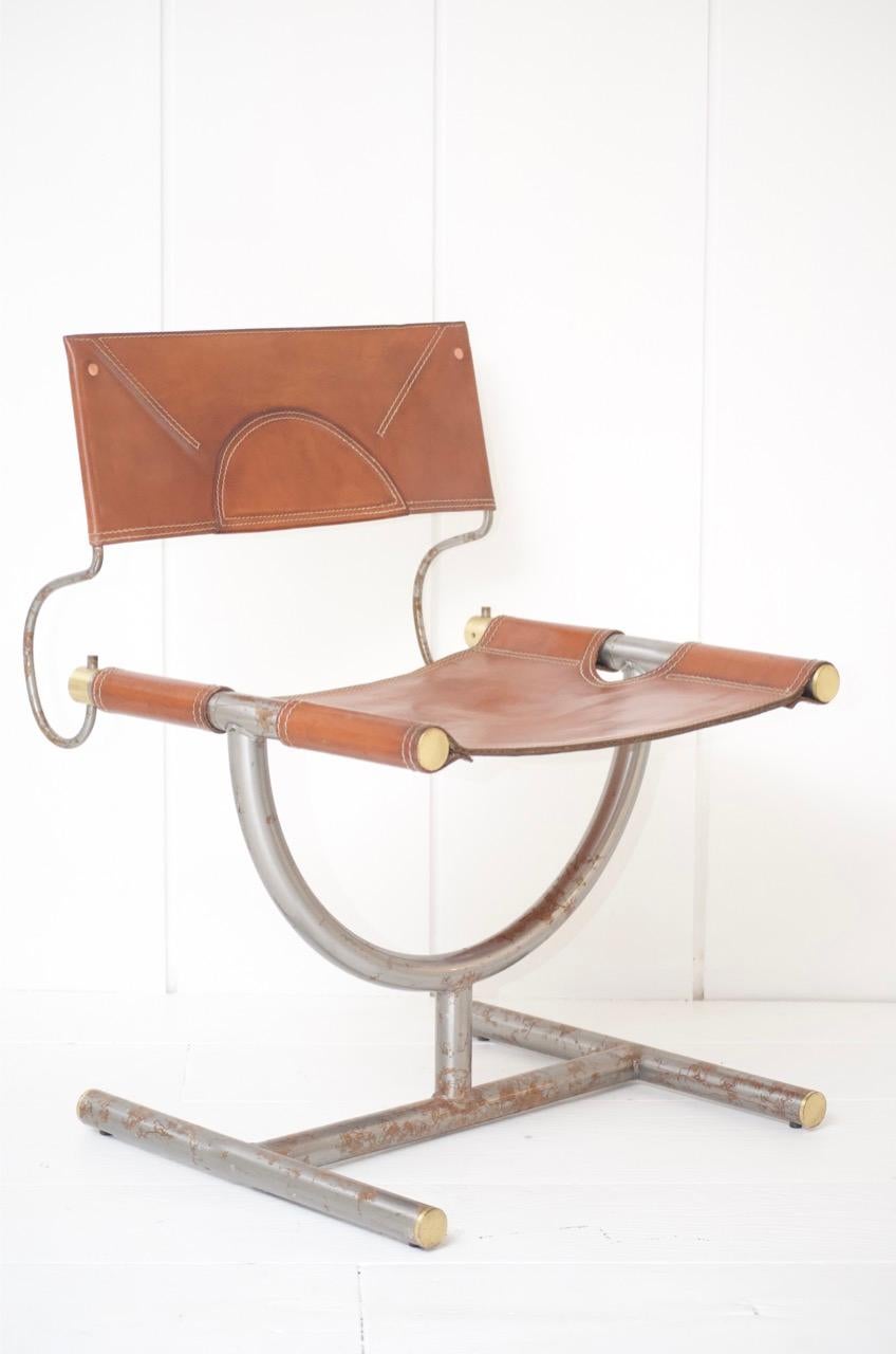 
Coppia di sedie italiane di Afra & Tobia Scarpa
Condizioni vintage  e una bella patina di pelle
Italia circa 1985

Progettata nel 1985 per l'ufficio di Benetton dagli iconici architetti italiani Afra & Tobia Scarpa, questa sedia è una miscela