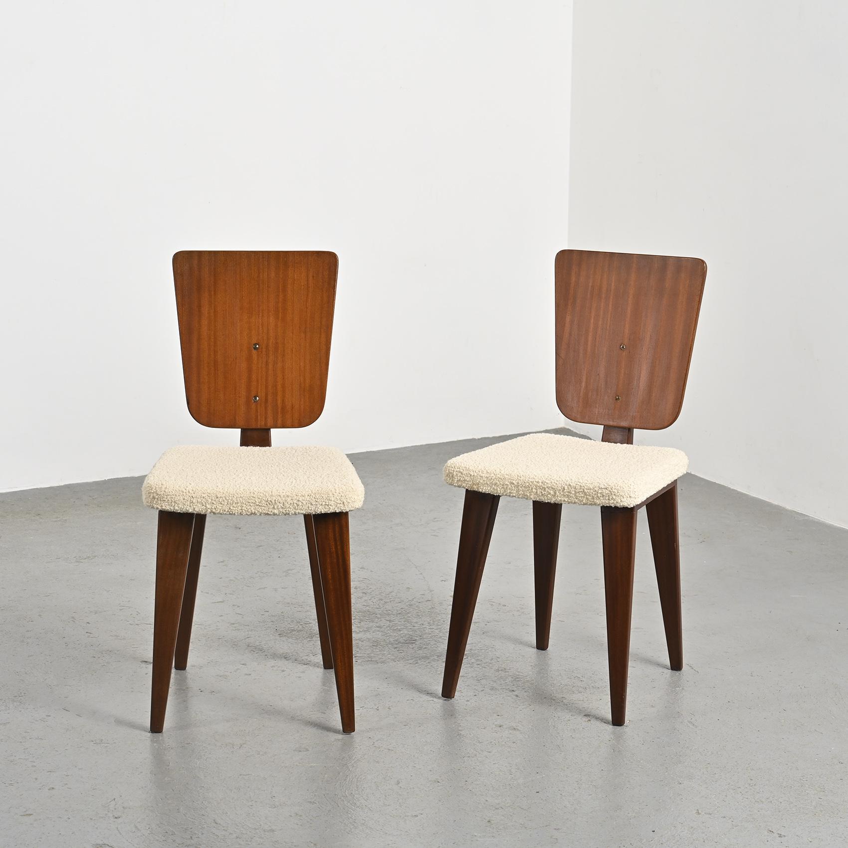 Ein Paar Stühle, entworfen von André Sornay, einem renommierten Möbelschreiner aus Lyon, die den Erfindungsreichtum des Designers als Pionier des Möbelbausatzes in den späten 1950er Jahren demonstrieren.

Die Beine dieser eleganten Stühle sind