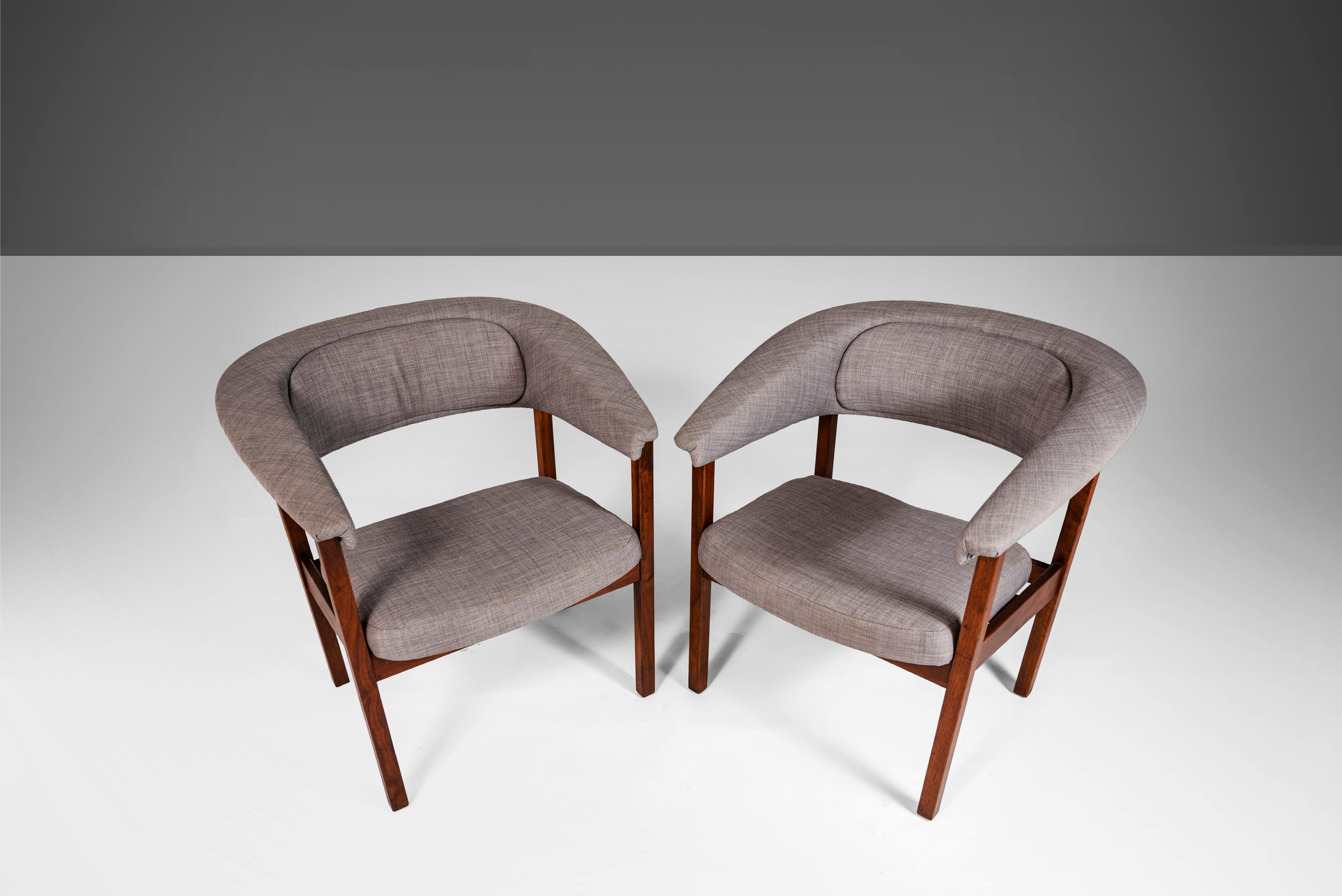 Mid-Century Modern Pair of Chairs by Arthur Umanoff for Madison in Original Knit Fabric, c. 1960s For Sale