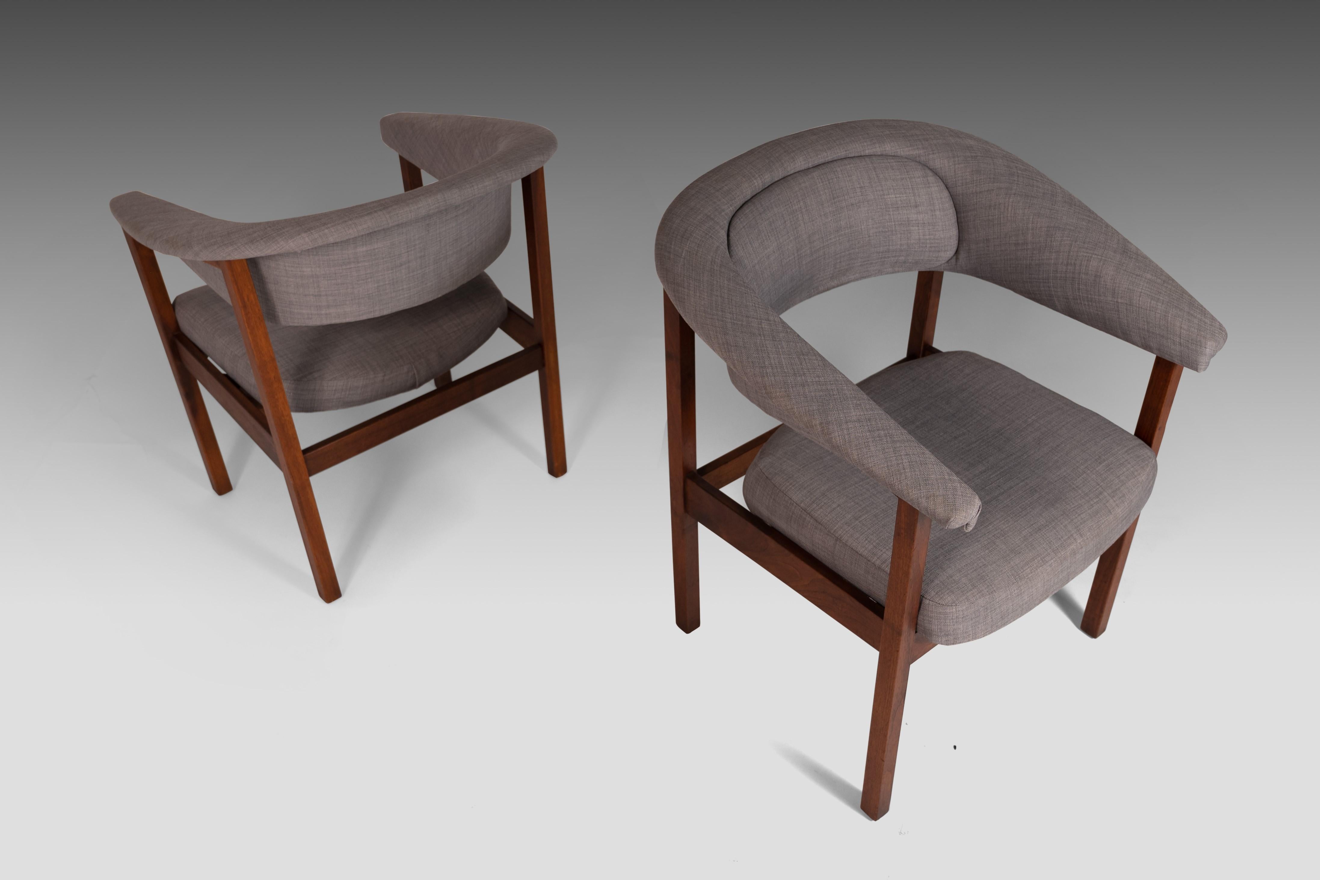 Walnut Pair of Chairs by Arthur Umanoff for Madison in Original Knit Fabric, c. 1960s For Sale