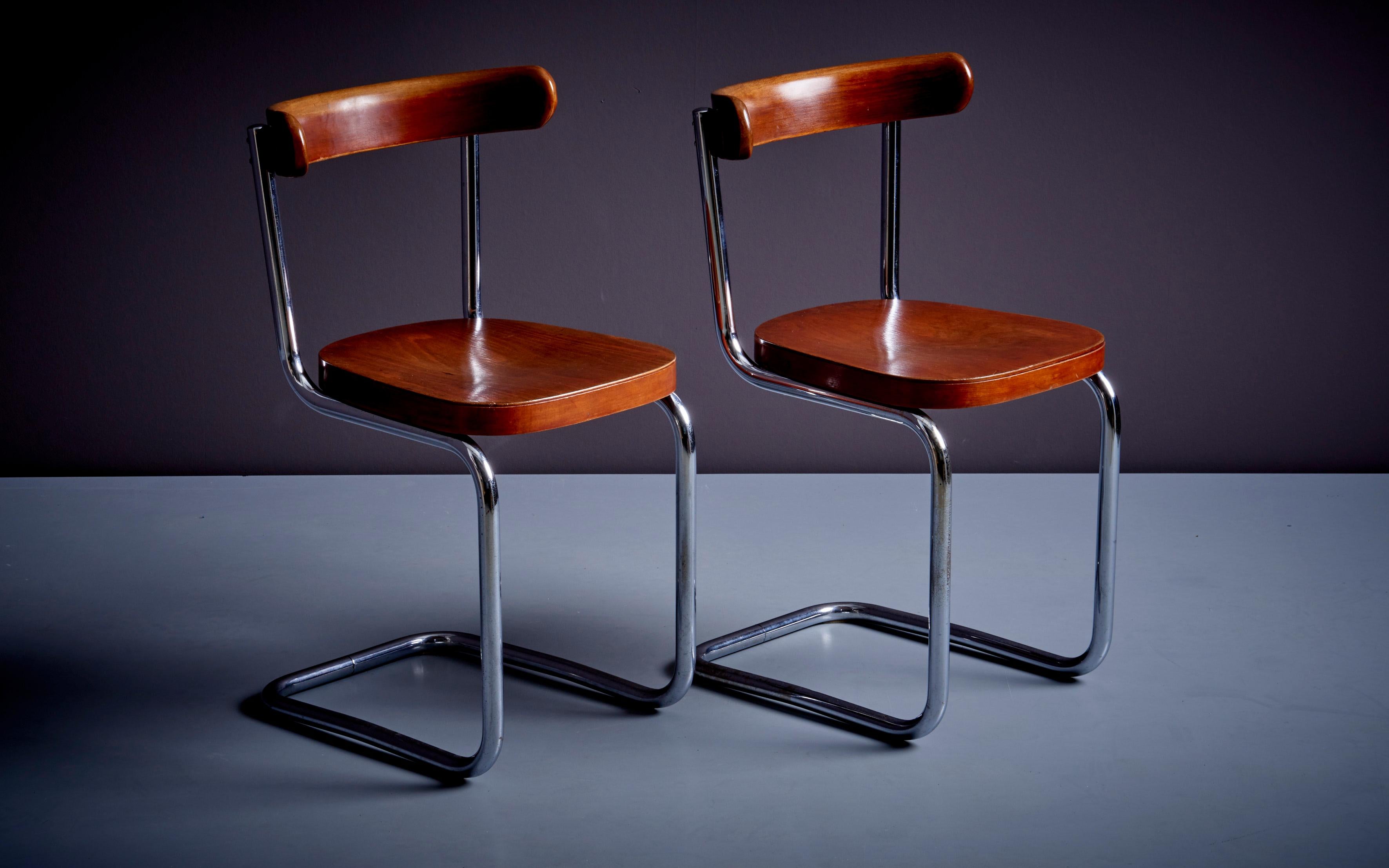 Paire de chaises cantilever des années 1930, conçues par Mart Stam et fabriquées par Mücke-Melder en République tchèque sous licence de Thonet.