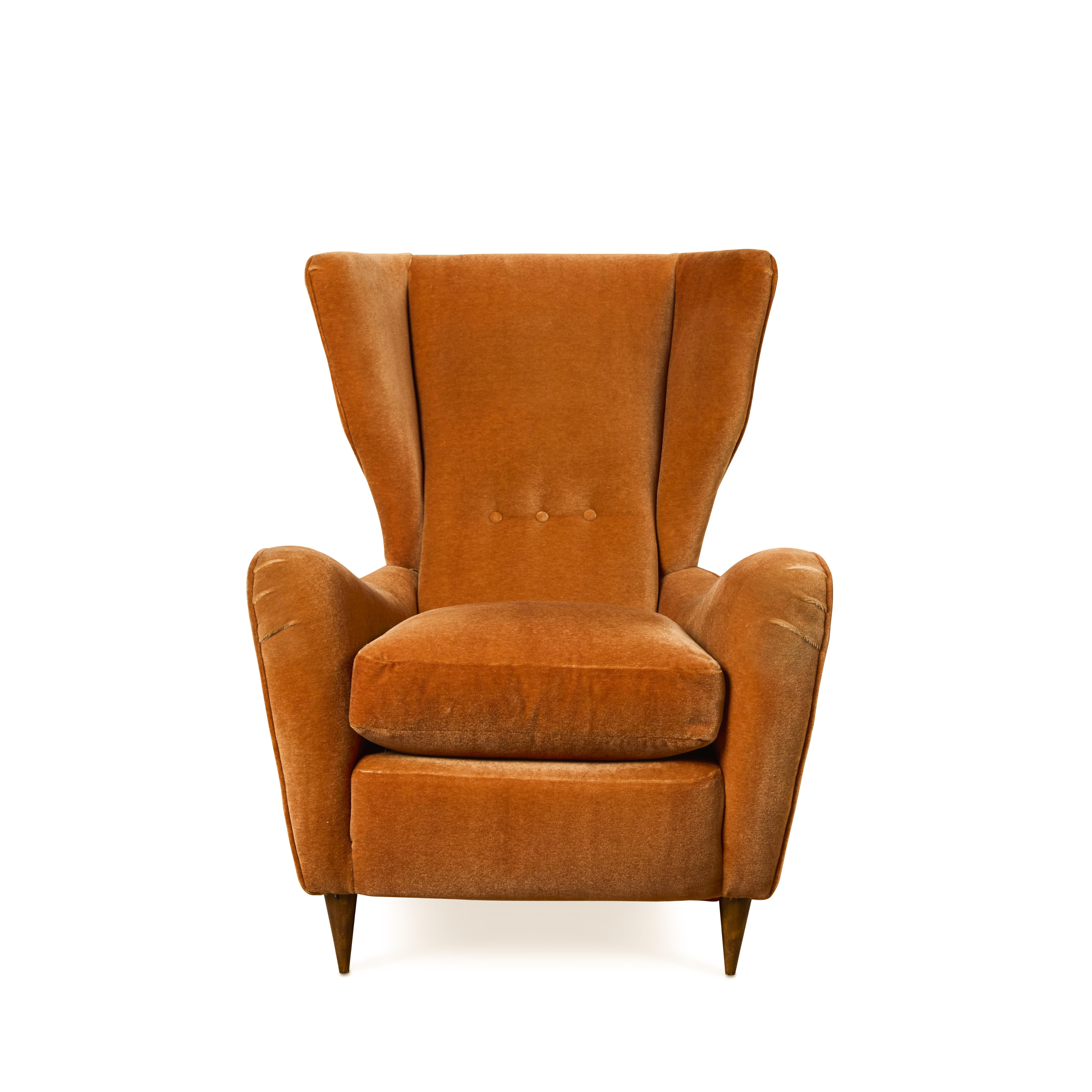 Impressionante coppia di sedie di Paolo Buffa degli anni '50.  Le sedie sono in condizioni eccellenti e sono state recentemente 
rivestito in mohair di Donghia.