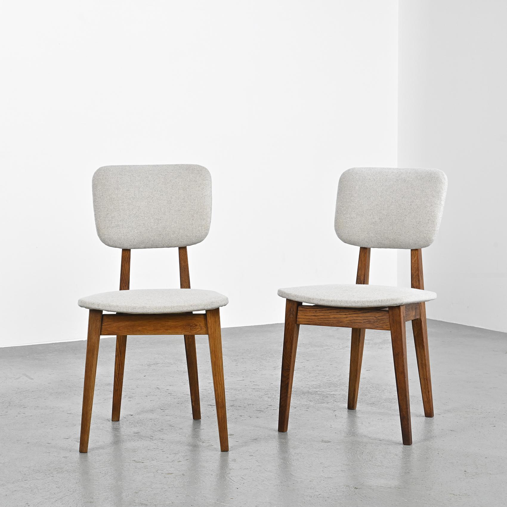 Iconic in the 1950s, the pair of Chairs Model 72, envisioned by Pierre Guariche, stands as a timeless classic.

Crafted with a solid ash frame, these chairs boast a seat and backrest reupholstered in Maison Nobilis's gray cotton