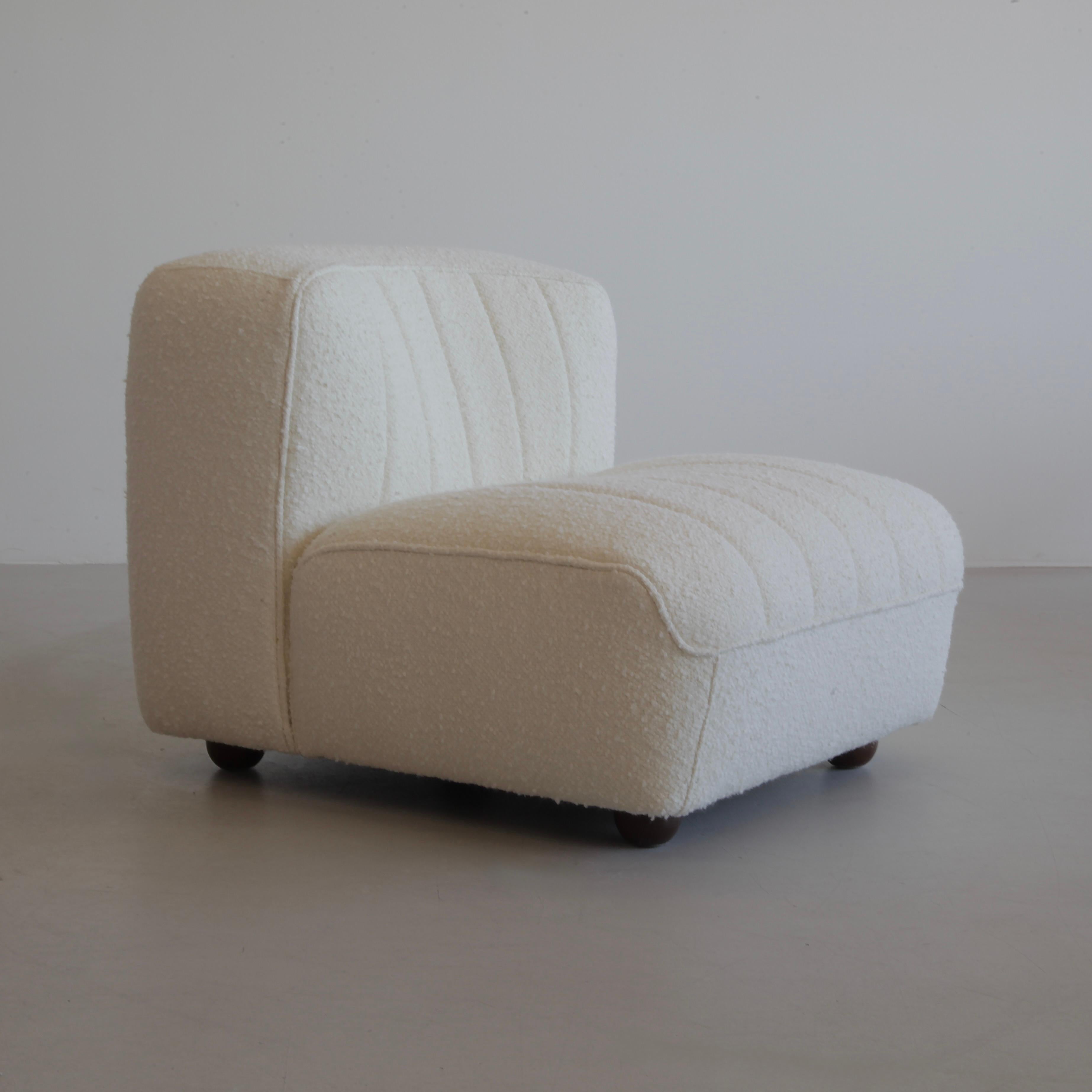 Luft von niedrigen Stühlen, entworfen von Tito Agnoli. Italien, Arflex, 1969.

Zwei Sitzelemente aus der Novemila-Serie von Arflex, neu gepolstert mit elfenbeinweißem Boucle-Stoff. Die Stühle haben braune, abgerundete Beine. Wirklich sehr