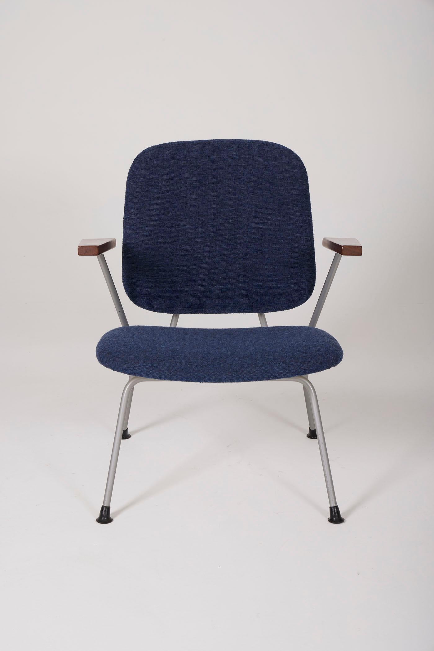 Paire de fauteuils du designer néerlandais Willem Hendrik Gispen, années 1950. Les chaises sont tapissées de tissu bleu, avec des accoudoirs en bois et une base en métal laqué gris. En parfait état.
DV442