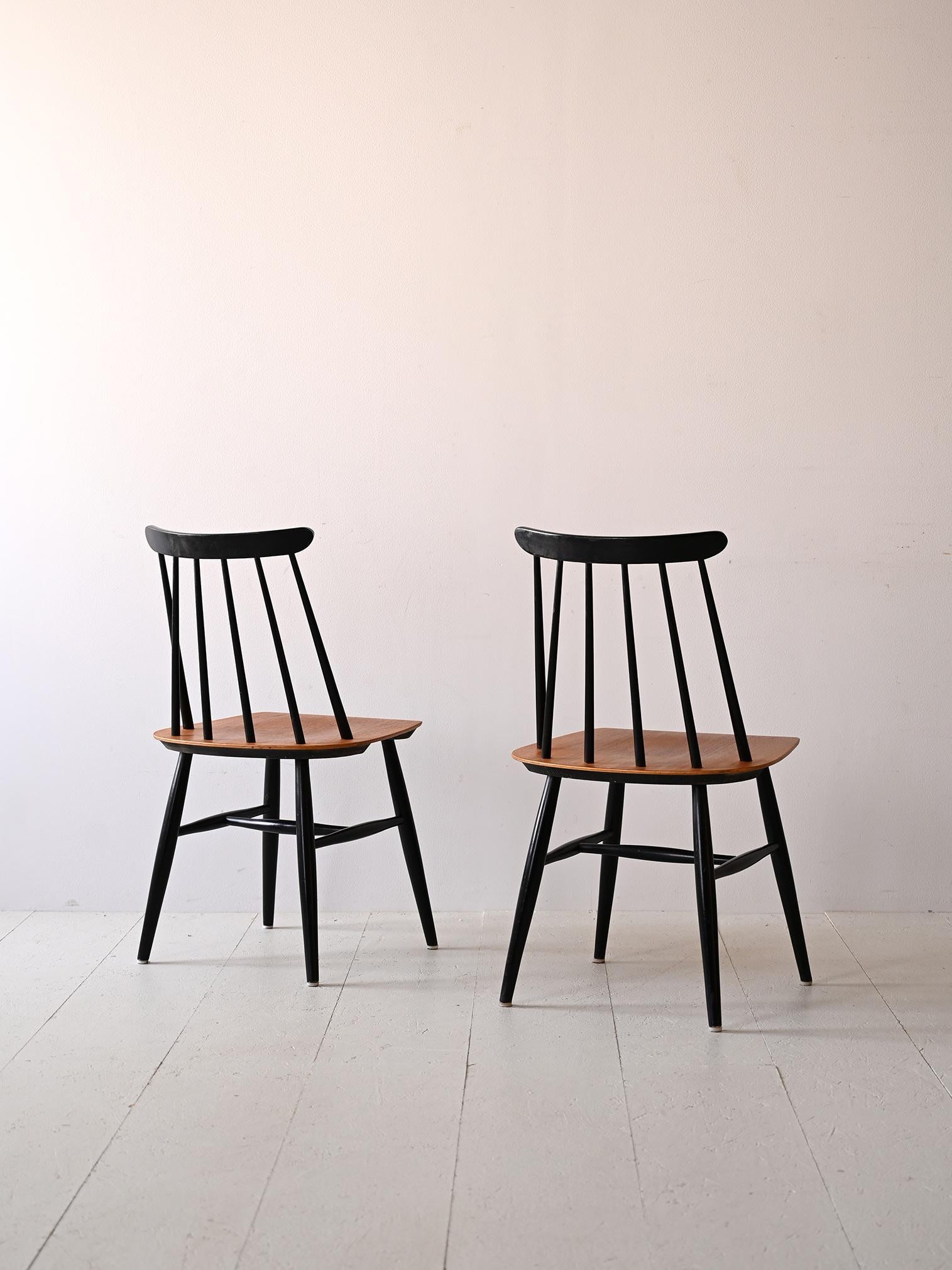 Scandinave moderne Paire de chaises conçues par Ilmari Tapiovaaraa, modèle Fanett