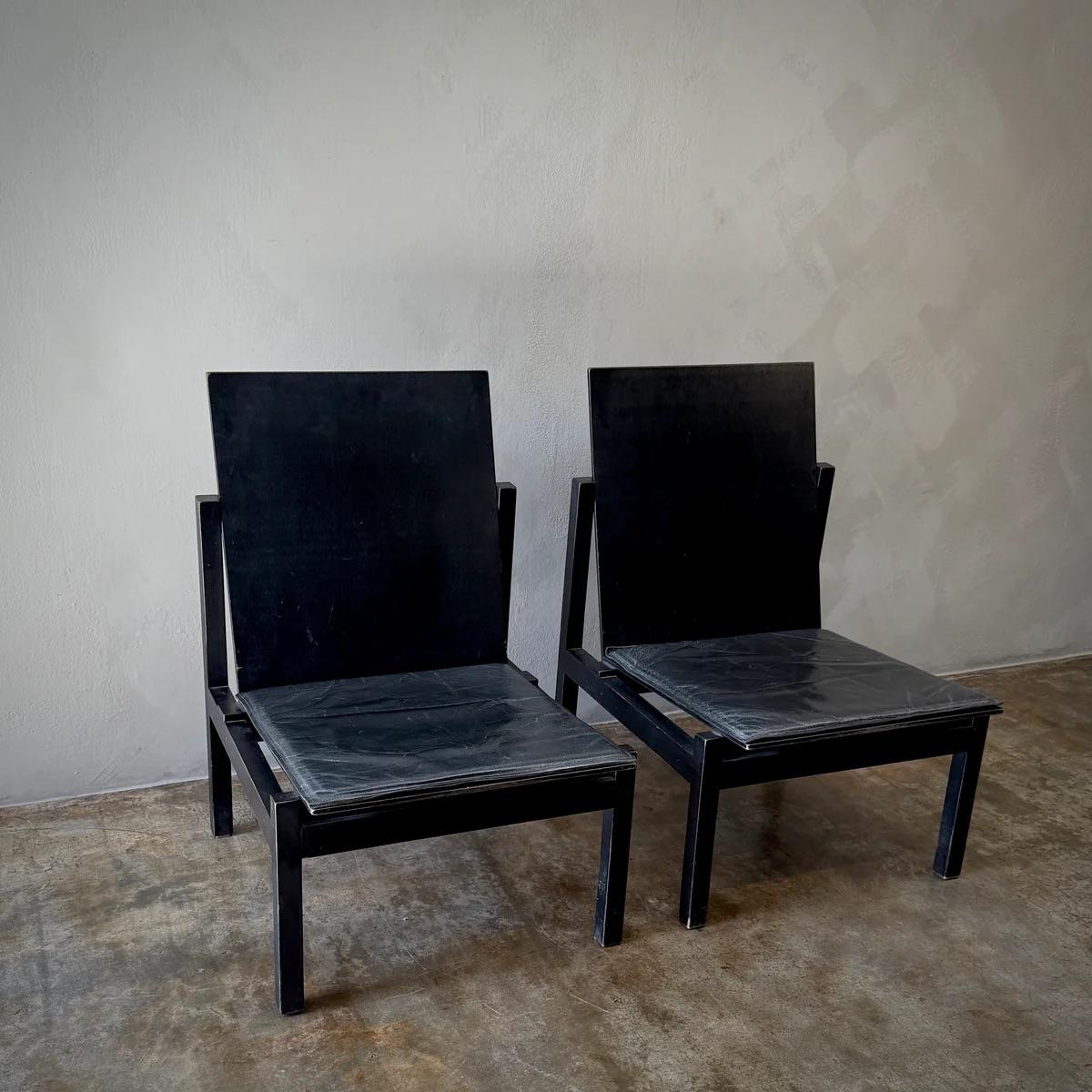 Diese eleganten Stühle, entworfen von Ake Axelsson für Gärsnäs, verkörpern die minimalistische schwedische Ästhetik. Die aus schwarzem Holz gefertigten und durch Lederpads ergänzten Stühle bieten eine klare, kantige Silhouette, die funktionale