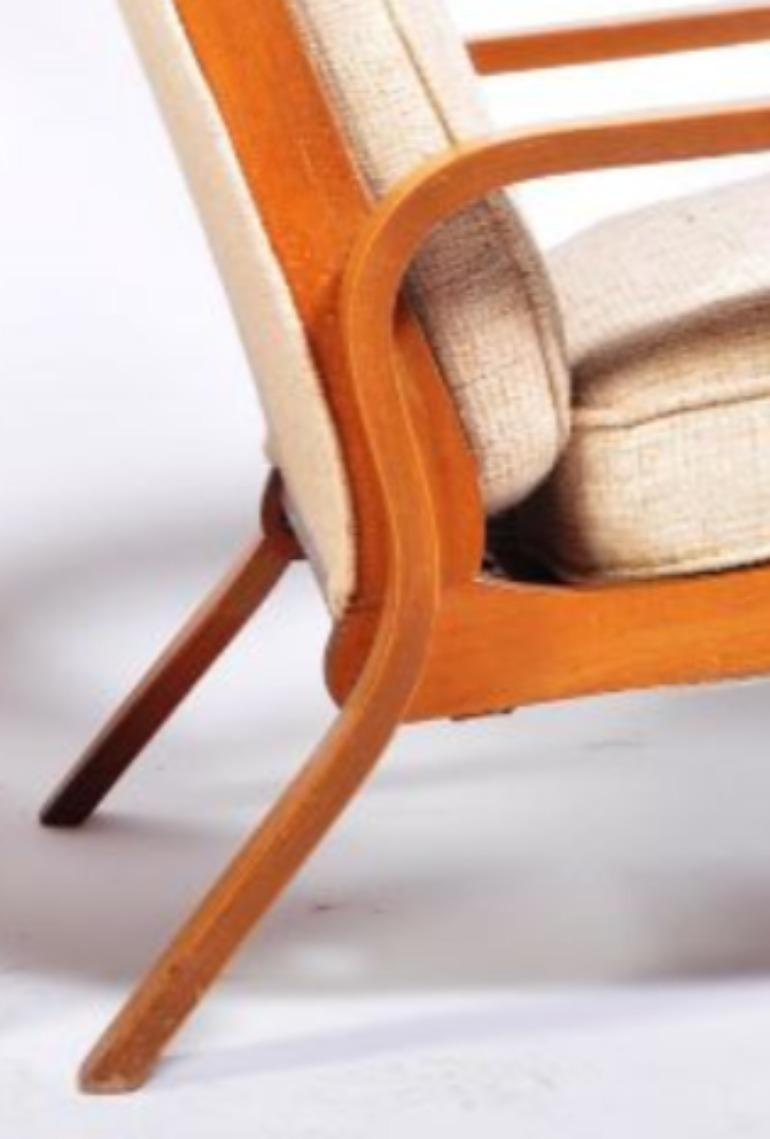 Ein Paar Sessel mit schlankem, stromlinienförmigem Design von wunderbar raffinierter Einfachheit für das moderne britische Heim, um 1960. Aus gebogenem Sperrholz mit durchgehenden, einteilig gebogenen Armen, die in die Beine übergehen. Beibehaltung