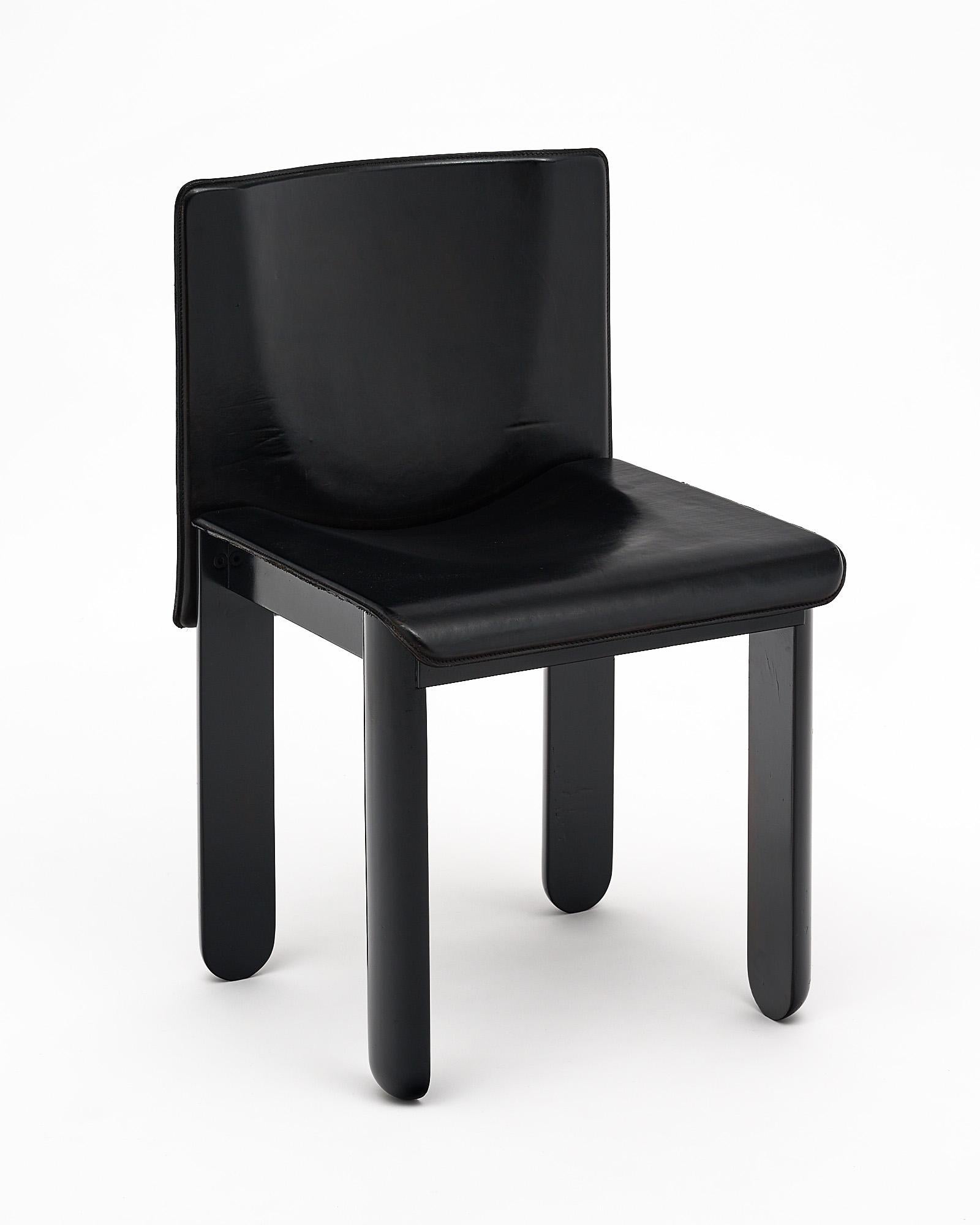 Satz von vier Stühlen, Italienisch, in der Art von Afra und Tobia Scarpa. Die eleganten und robusten Stühle haben einen dicken schwarzen Ledersitz und vier halbrunde ebonisierte Holzbeine.
