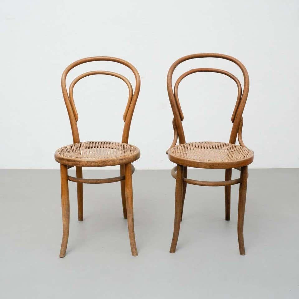 Coppia di sedie nello stile di Thonet di un designer sconosciuto, circa 1930
Prodotto in Francia. 
Legno di quercia e rattan.

In condizioni originali, con un'usura coerente con l'età e l'uso, che conserva una bella patina.
Questa coppia di