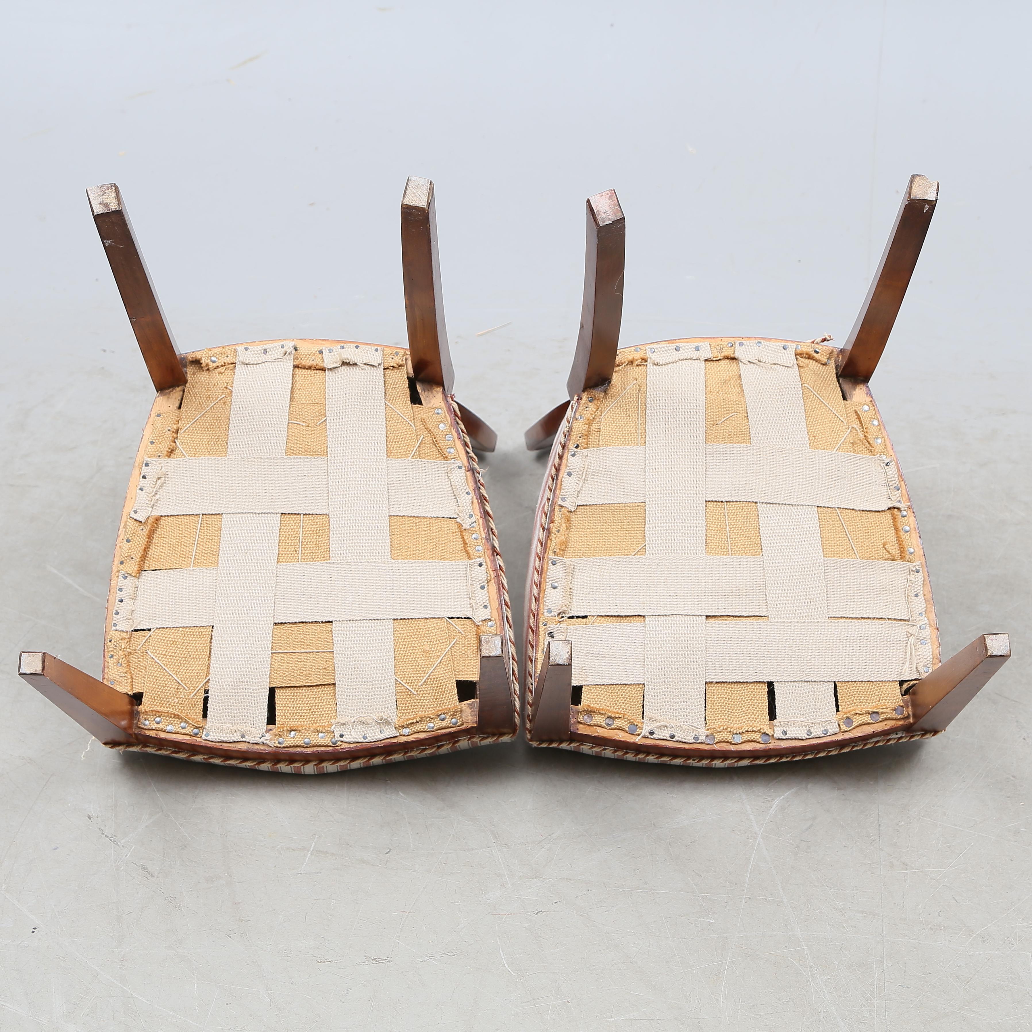 Magnifique paire de chaises de la fin du 19e siècle. Tissu charmant mais peut être retapissé avec du tissu COM. Condit et en très bon état d'ancienneté.