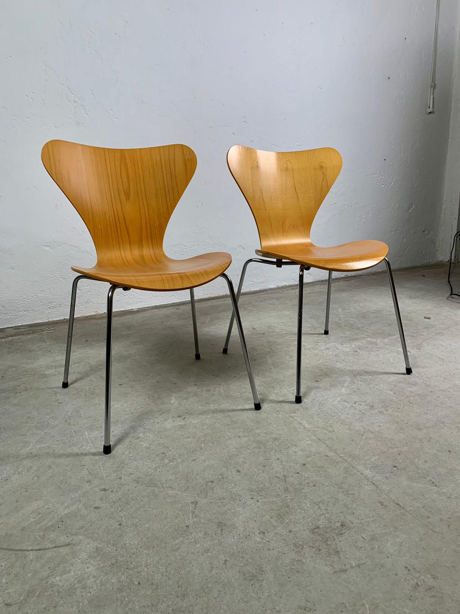 Pair of chairs mod. butterfly by Arne Jacobsen produced by Fritz Hansen, Denmark

Pair of chairs mod. butterfly with wooden shell and chromed metal structure by Arne Jacobsen produced by Fritz Hansen, Denmark

Measures: 50x50 h77