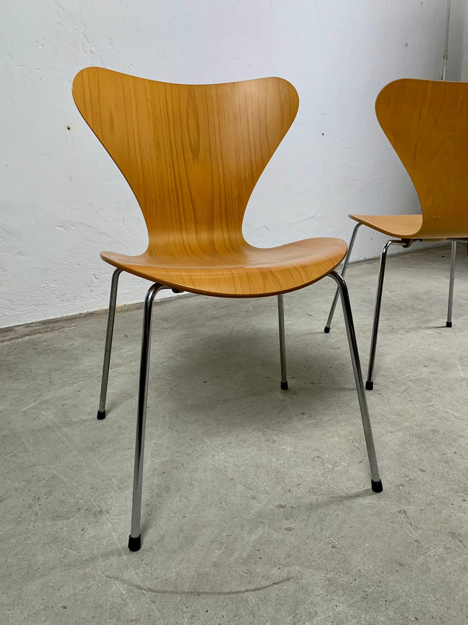 Pair of chairs mod. butterfly by Arne Jacobsen produced by Fritz Hansen, Denmark In Good Condition For Sale In Milano, IT