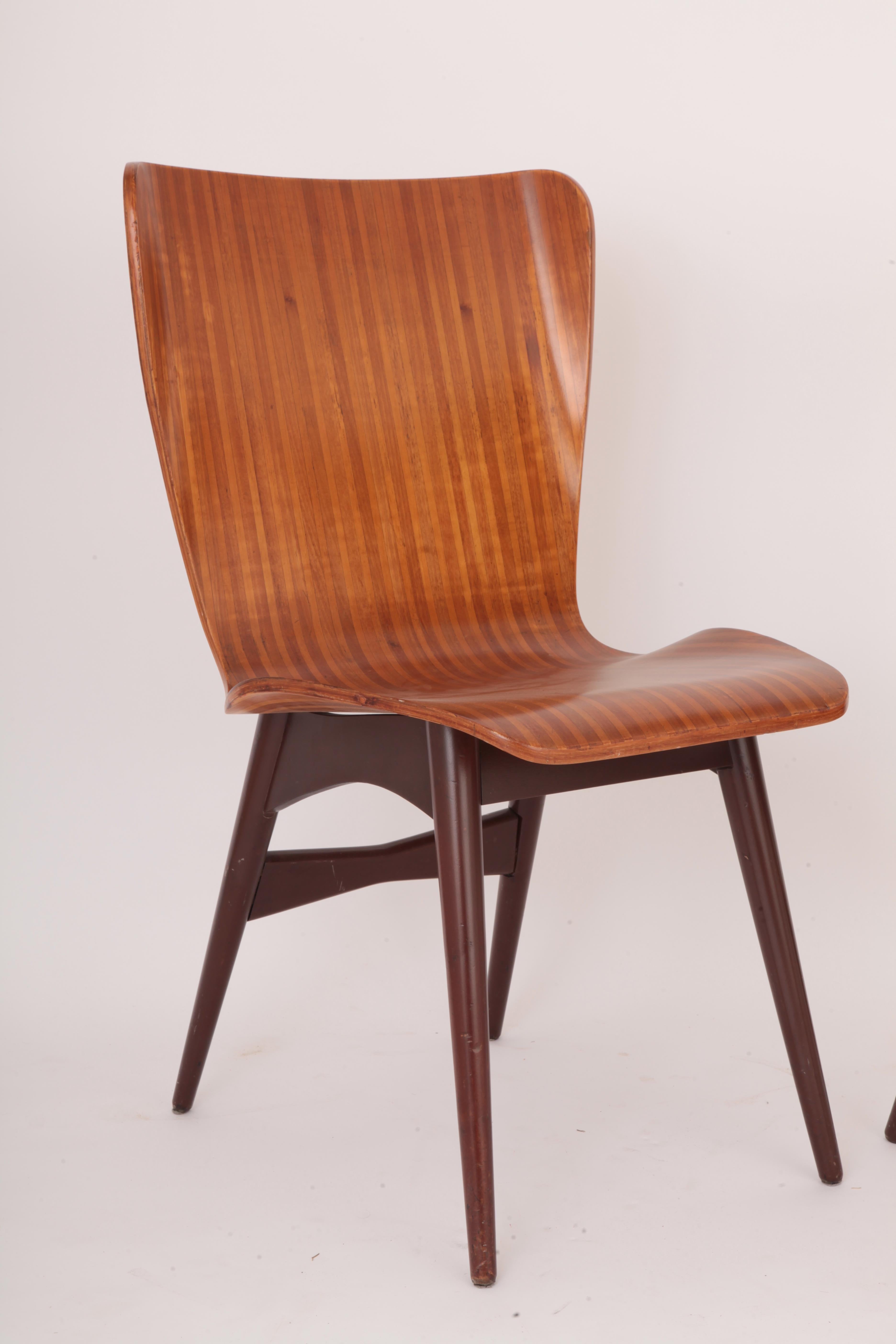 Pair of chairs by Cimo Factory, Brazil, 1960
Delicate machinery of two types of wood: pau marfim and imbuia wood.
A curvy Modern design with elegant lines.
Cimo Factory was producing high-quality craftsmanship in Brazil by the diffusion of Modern