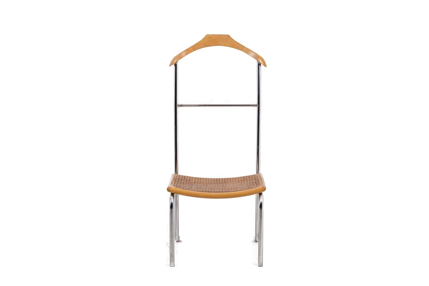 Breuer, dans le style de. 

Paire de chaises valet en hêtre blond et métal chromé. Siège canné.

Travail français réalisé dans les années 1980.